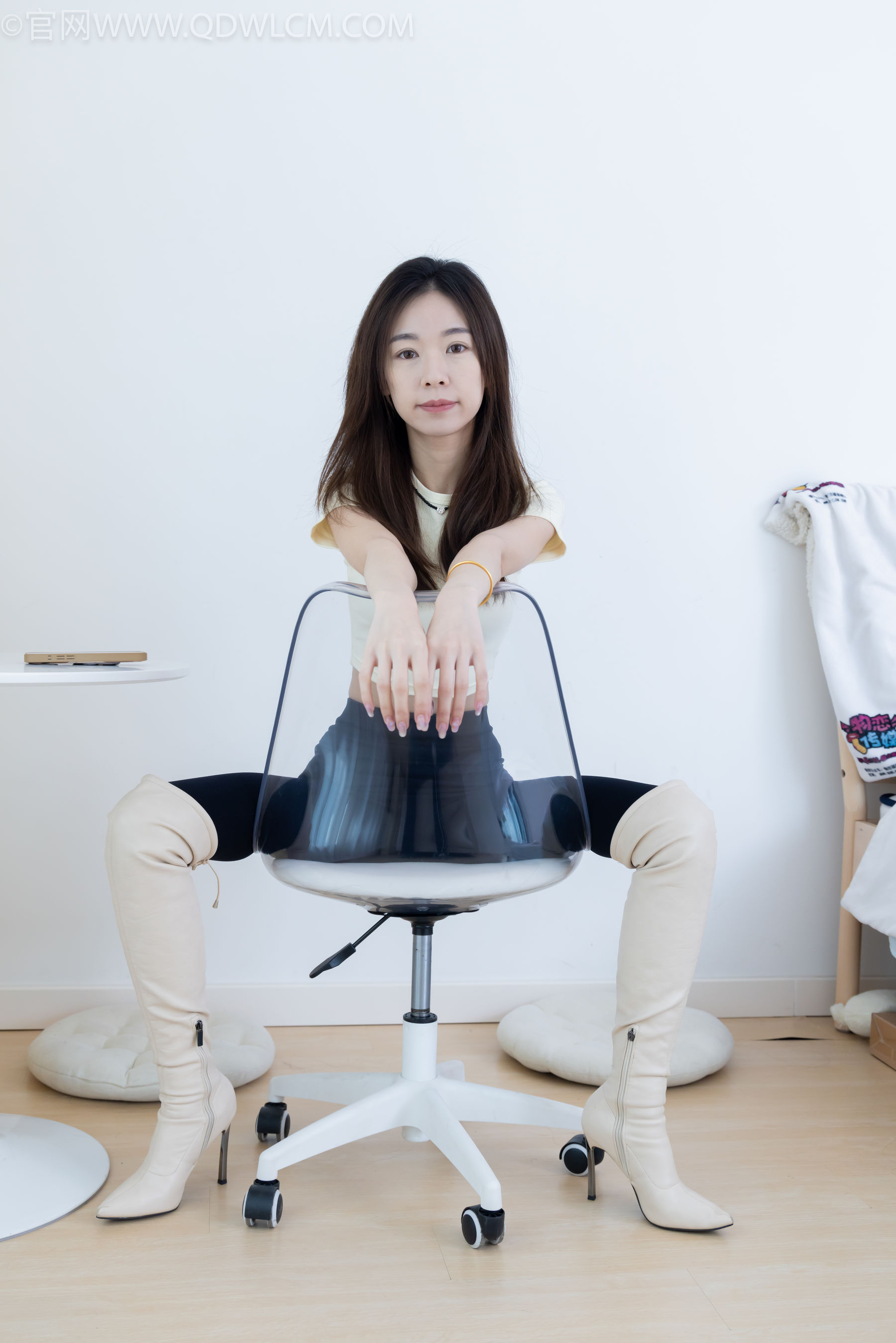 物恋传媒 No.2339 婷婷 - 长靴、白棉袜、裸足/(175P)