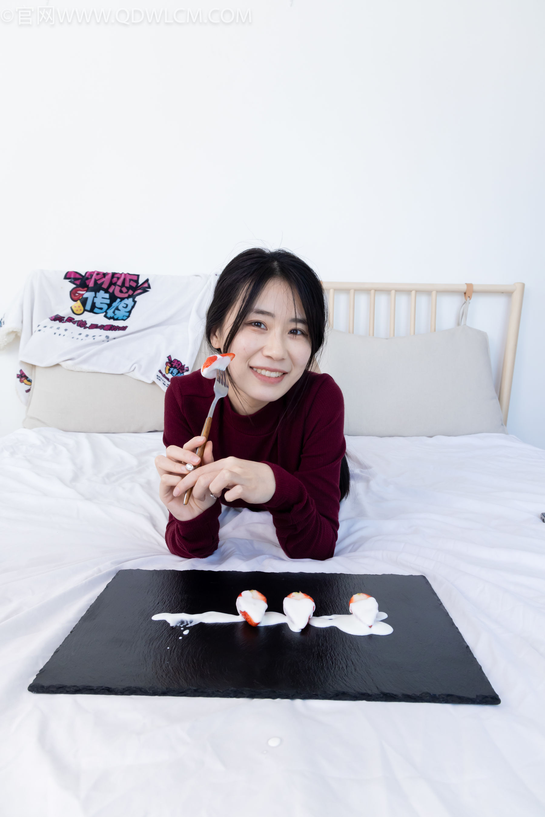 物恋传媒 No.2331 菜菜 - 高跟鞋、薄黑丝、裸足/(352P)