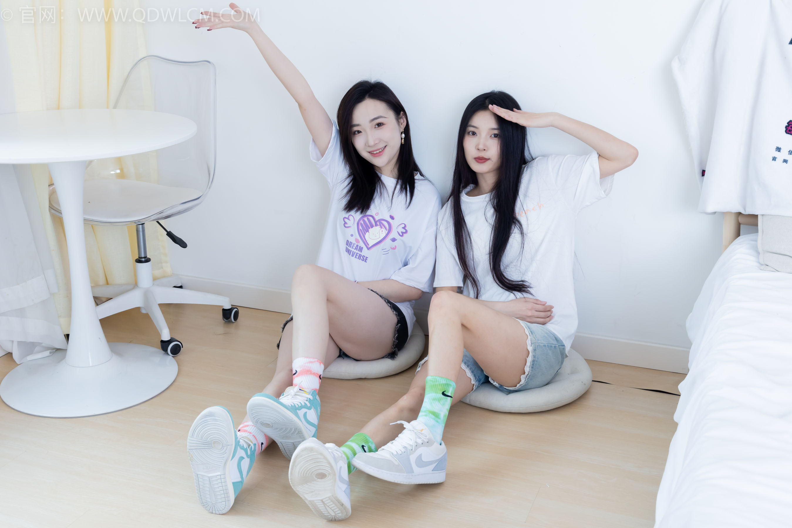 物恋传媒 No.2345 茯苓&恬恬 - 两双板鞋、红棉袜、绿棉袜、裸足/(165P)