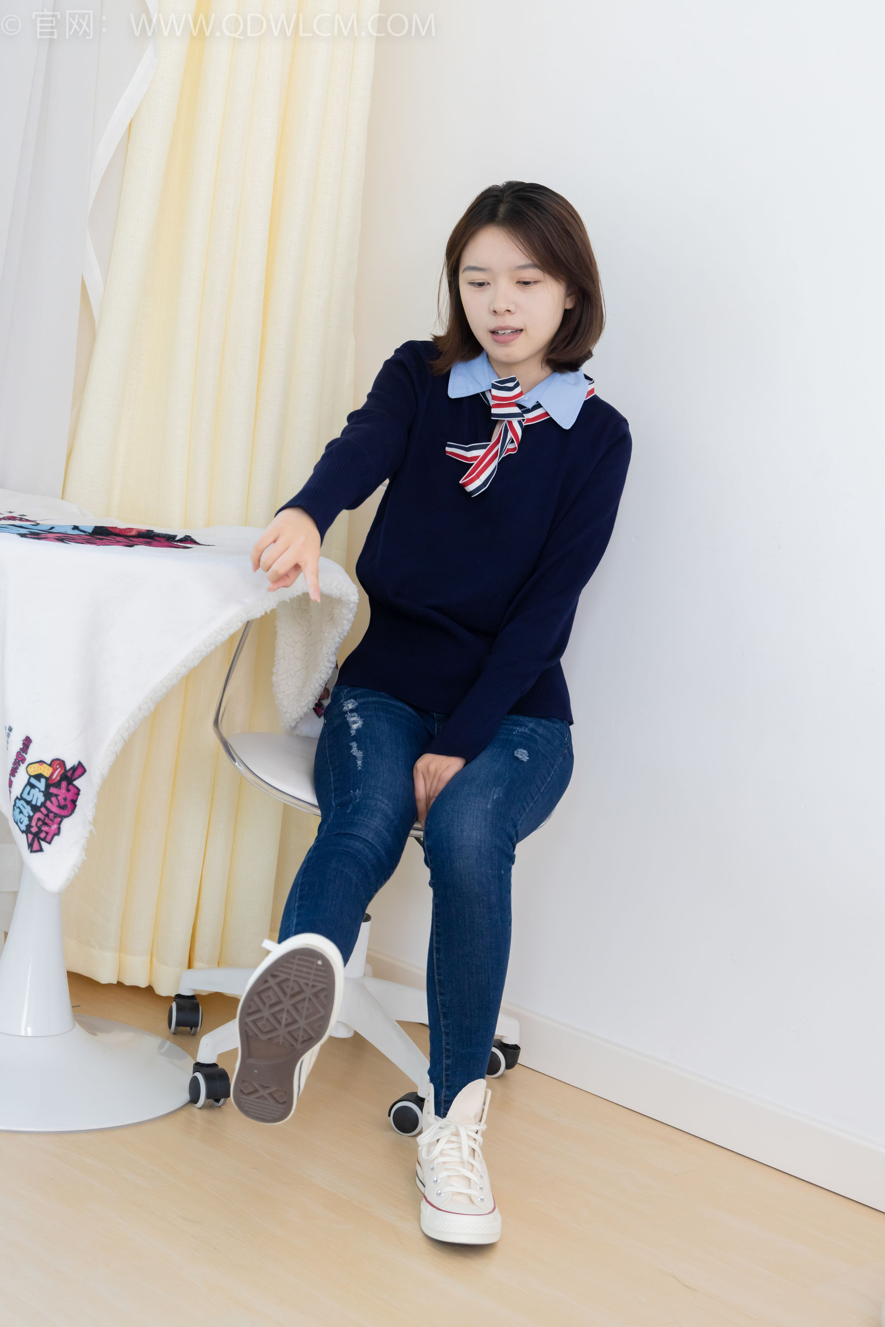 物恋传媒 No.2354 小悦 - 帆布鞋、白棉袜、裸足/(150P)