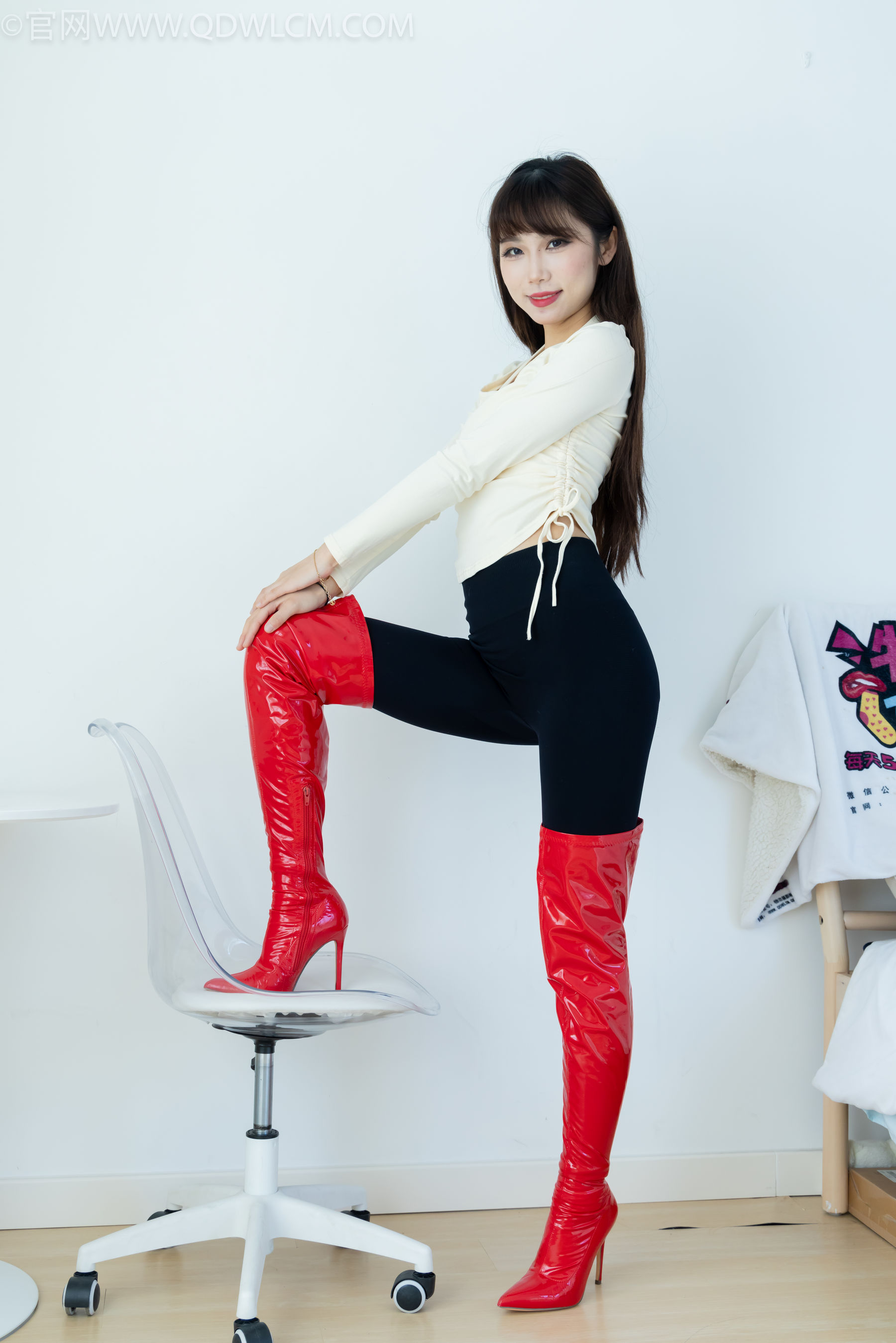 物恋传媒 No.2326 泡泡 - 高跟长靴、白棉袜、裸足/(184P)