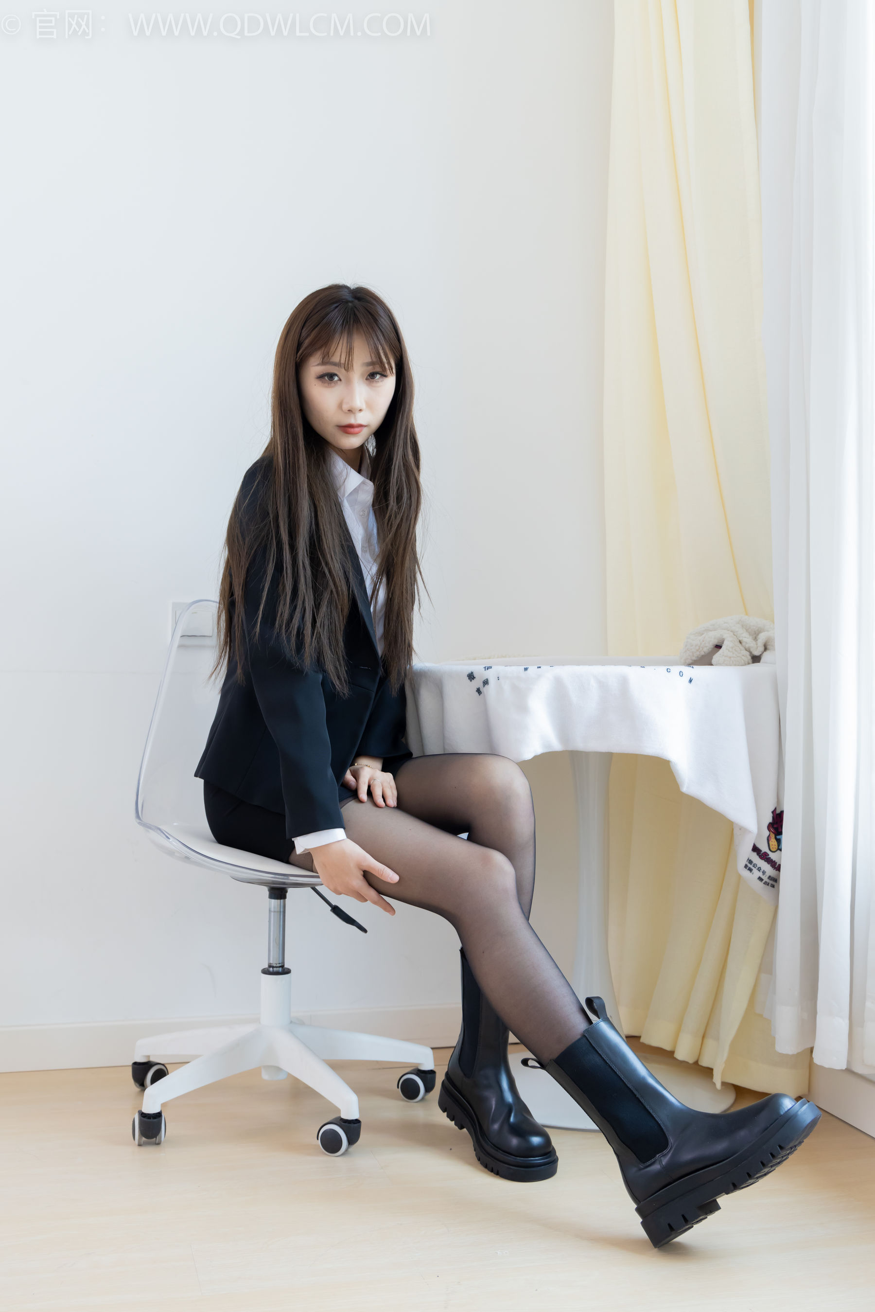 物恋传媒 No.2344 泡泡 - 短靴、薄黑丝、ol制服、高冷不笑御姐版/(150P)