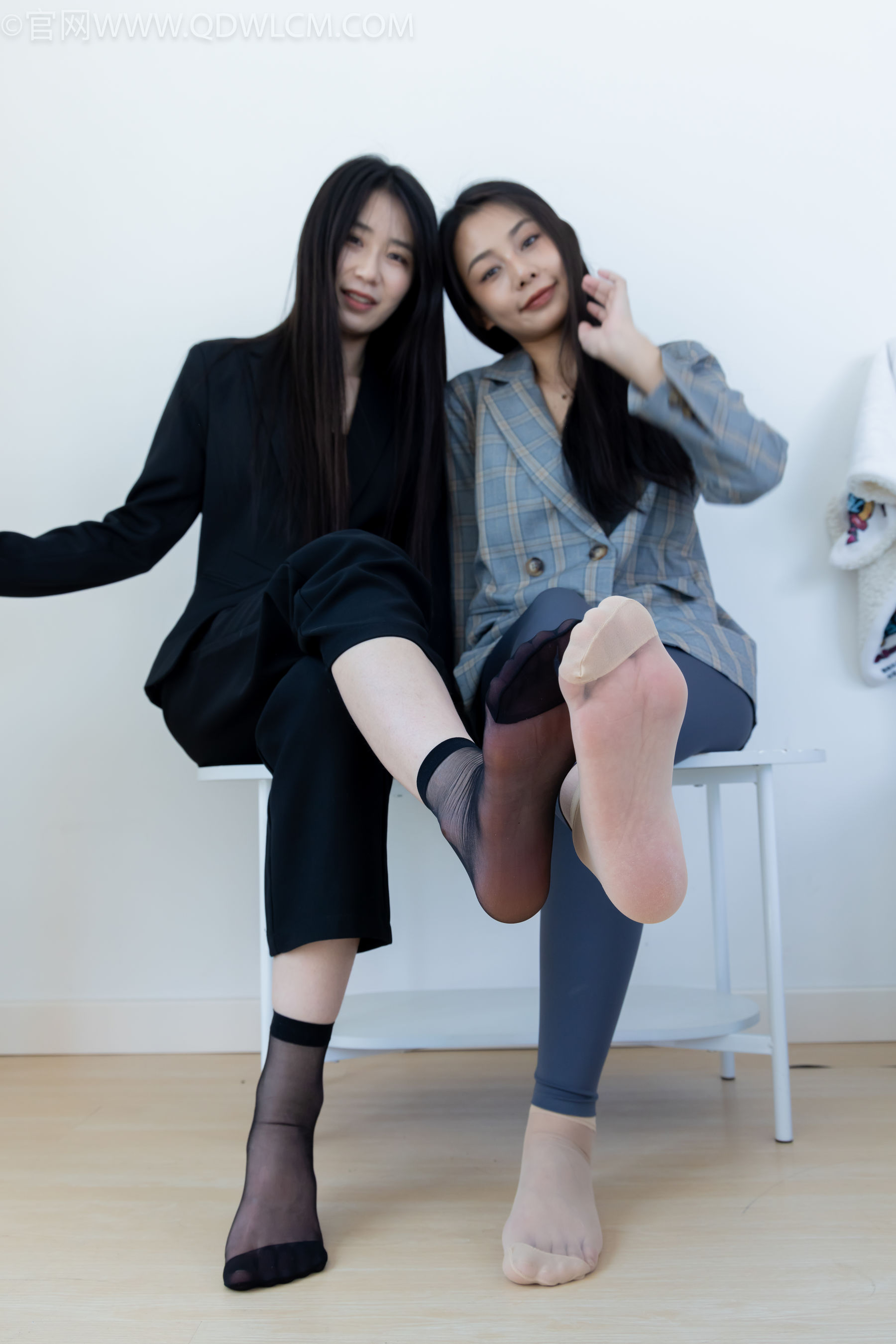 物恋传媒 No.2338 菜菜&岚岚 - 两双平底鞋、短黑丝、短肉丝/(169P)