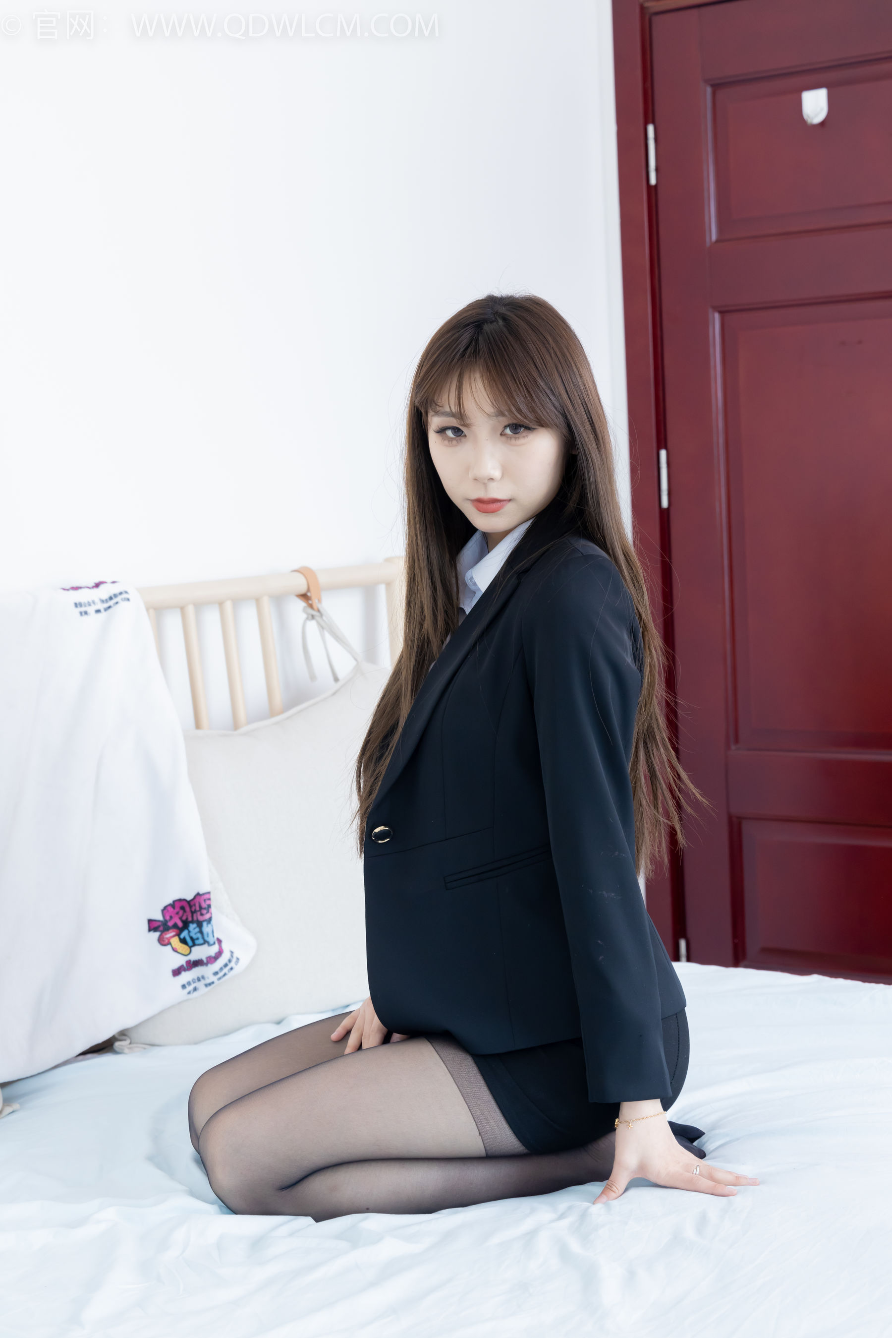 物恋传媒 No.2344 泡泡 - 短靴、薄黑丝、ol制服、高冷不笑御姐版/(150P)