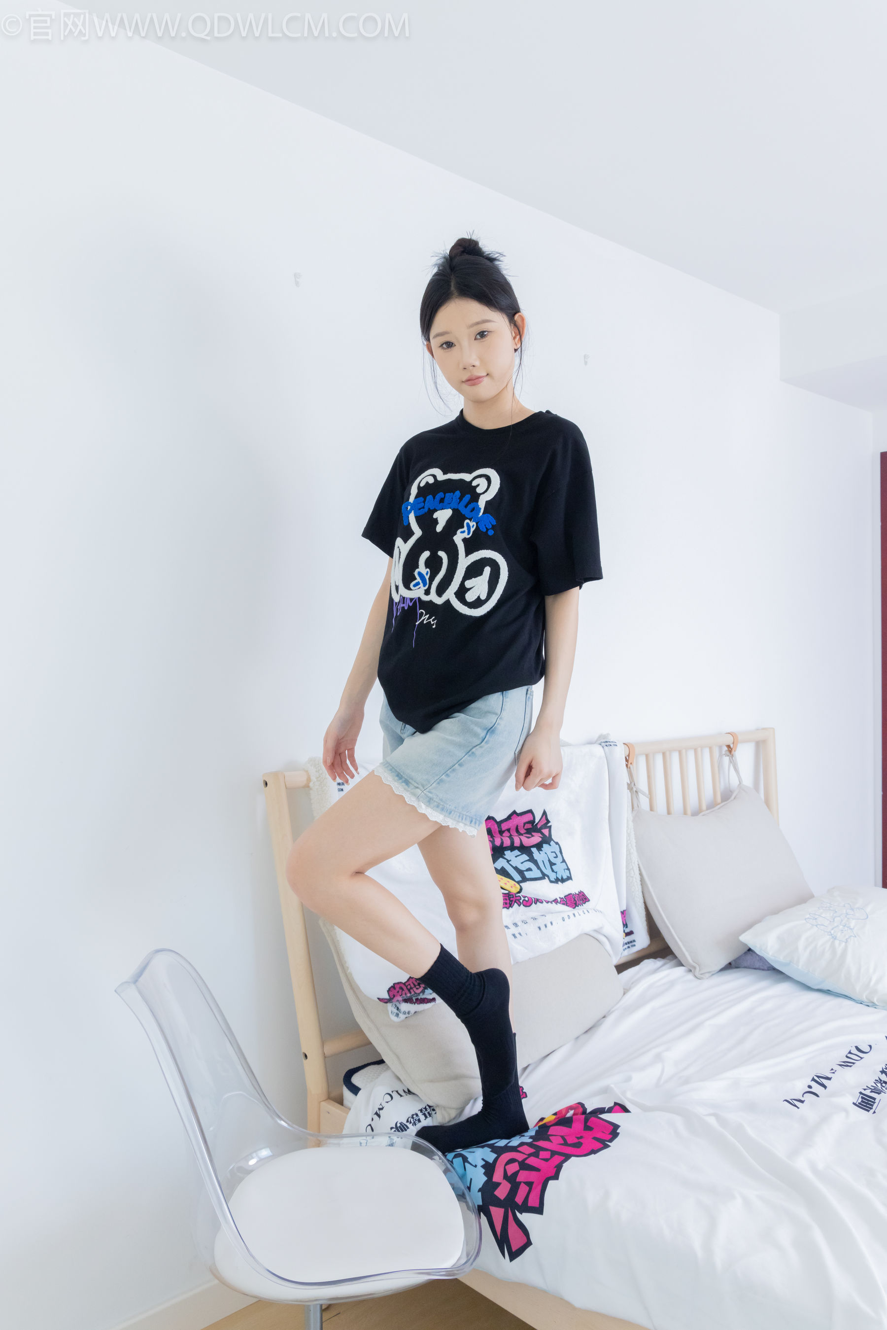 物恋传媒 No.2324 小竹 - 匡威帆布鞋、白棉袜、黑棉袜/(166P)