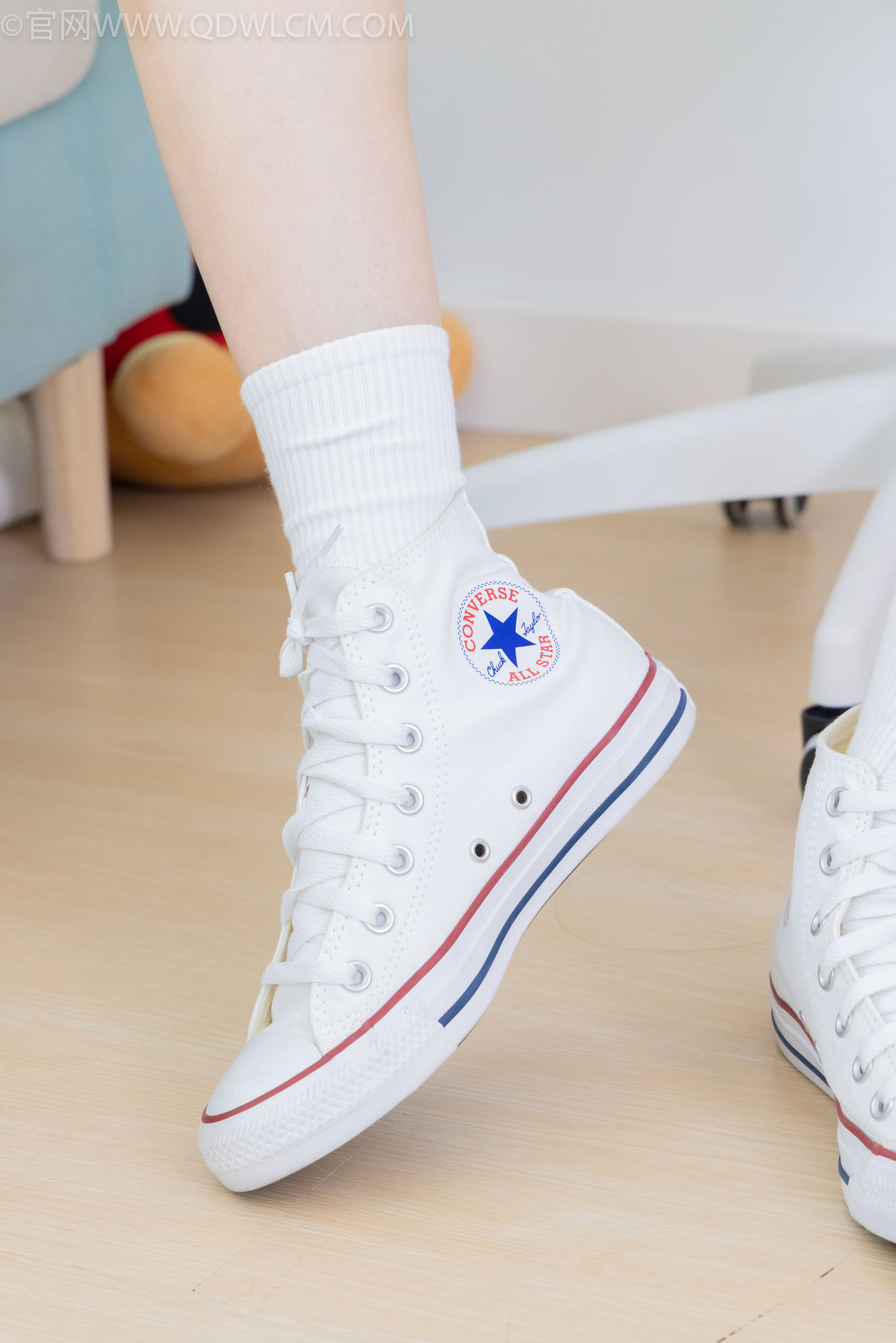 物恋传媒 No.2324 小竹 - 匡威帆布鞋、白棉袜、黑棉袜/(166P)