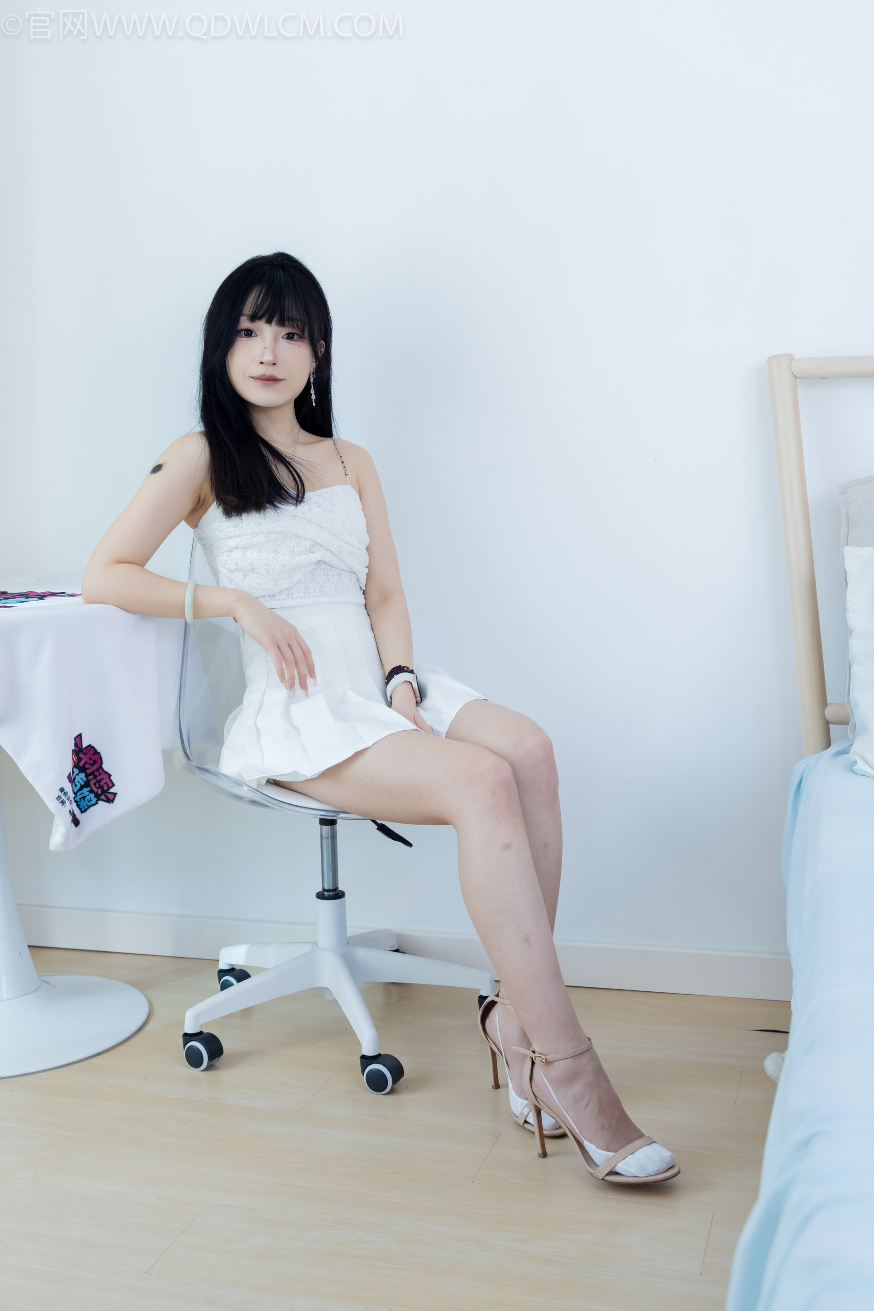 物恋传媒 No.2325 嘟嘟 - 透明高跟鞋、高跟凉鞋、白船袜、裸足/(156P)