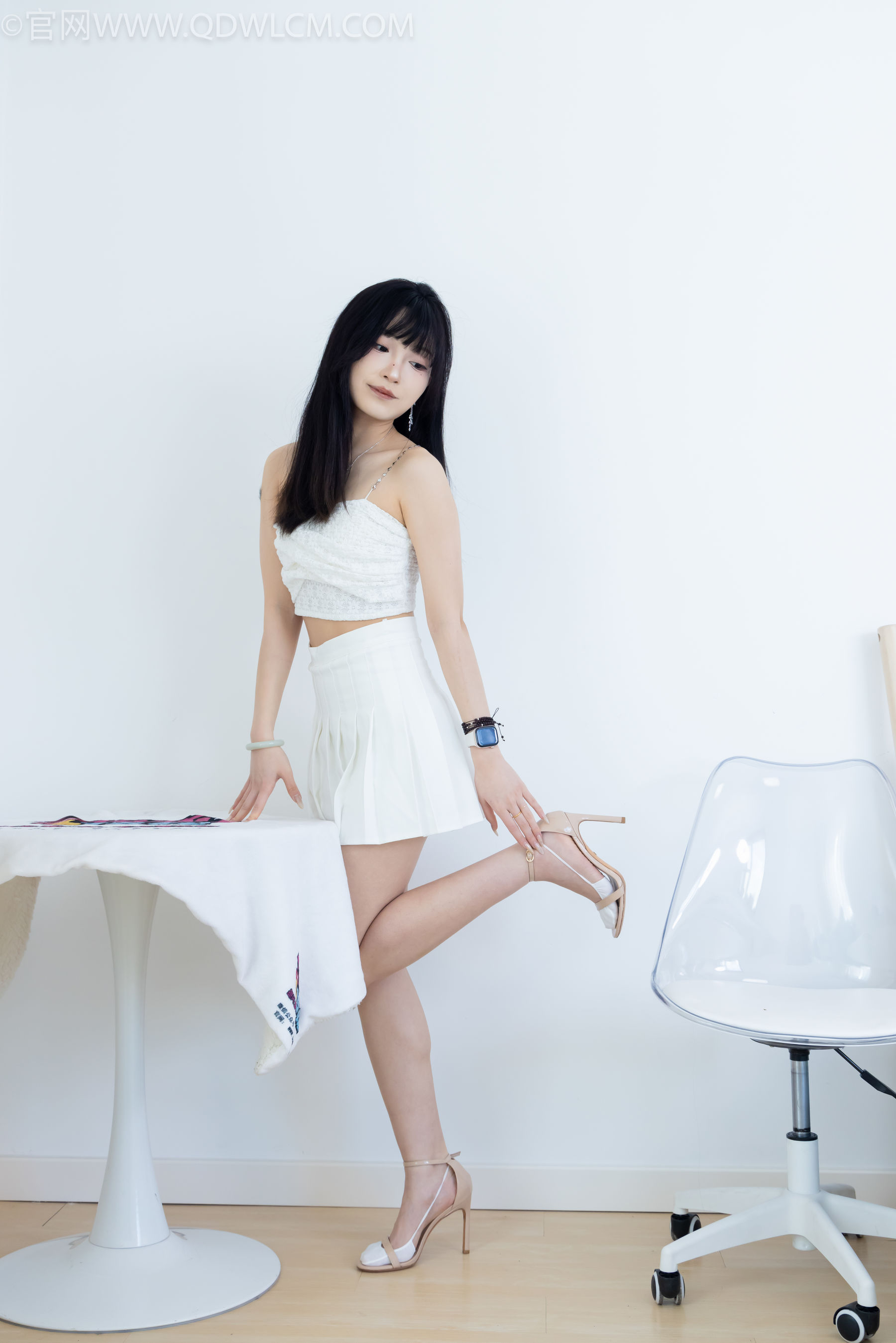 物恋传媒 No.2325 嘟嘟 - 透明高跟鞋、高跟凉鞋、白船袜、裸足/(156P)