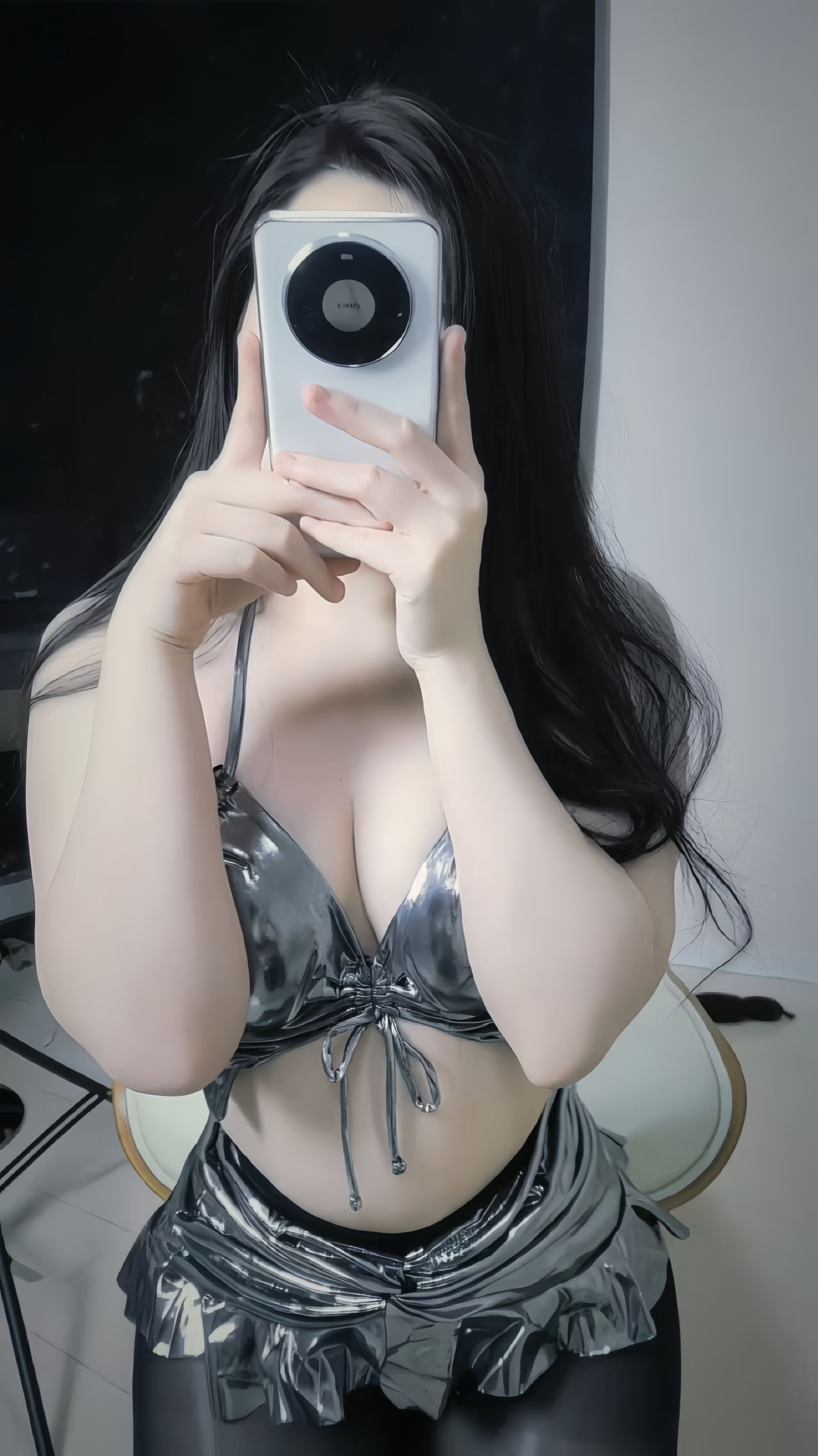 宋易欣 - 银色比基尼油亮黑丝/(27P)