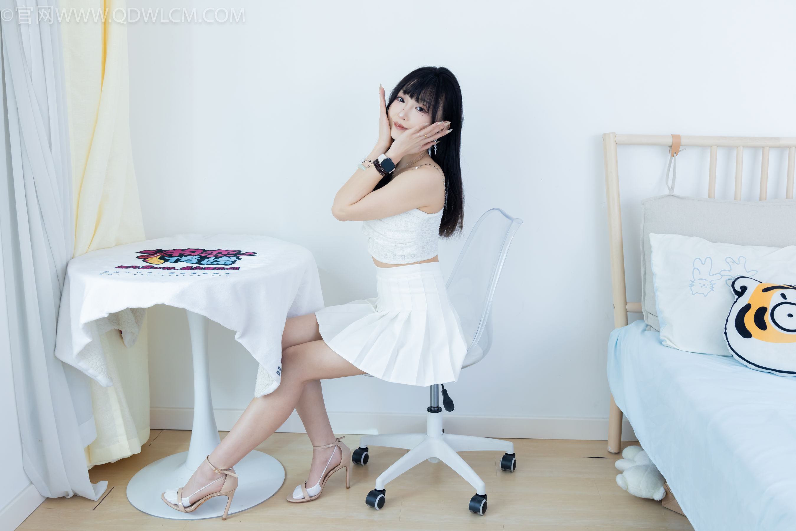 物恋传媒 No.2325 嘟嘟 - 透明高跟鞋、高跟凉鞋、白船袜、裸足/(156P)