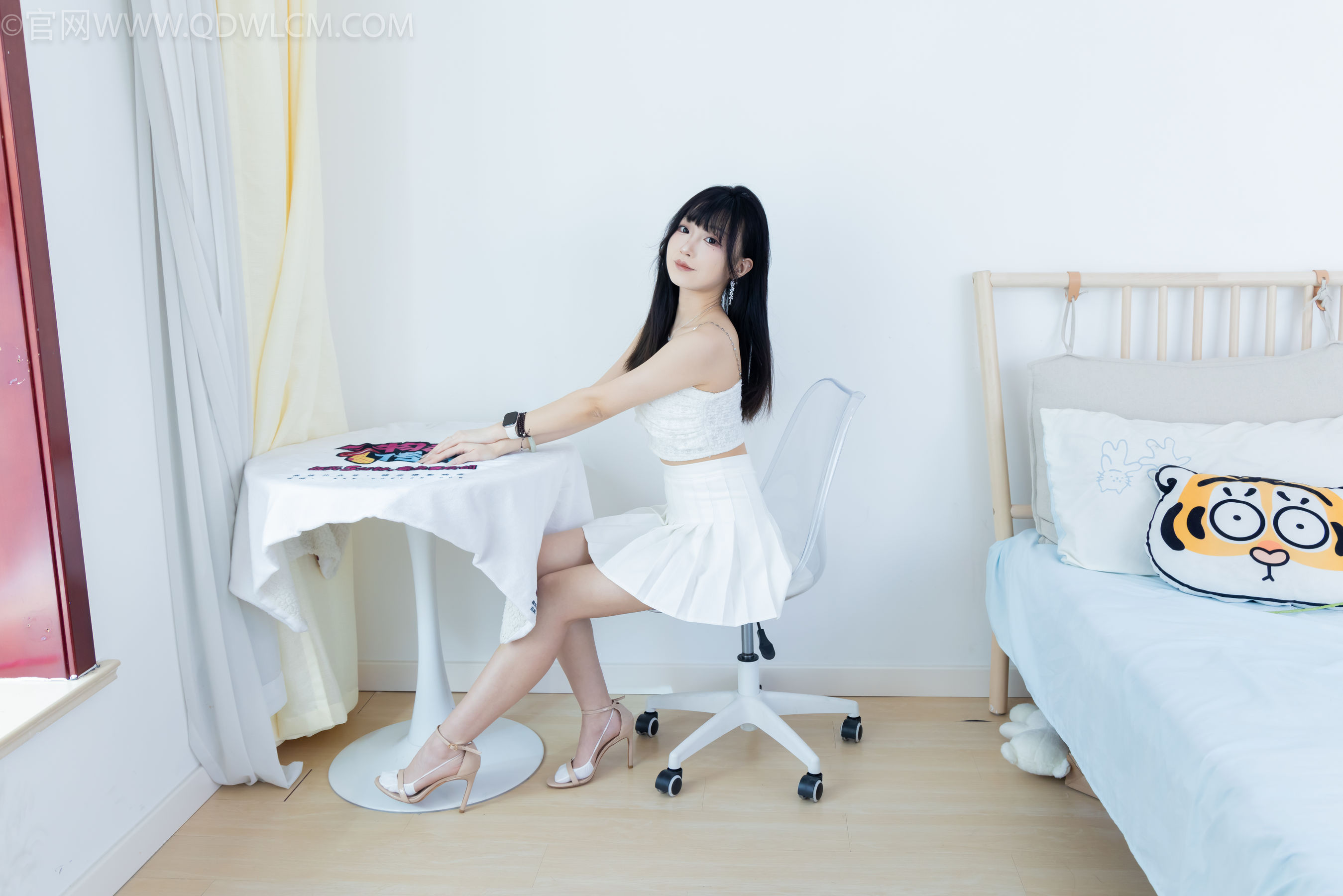 物恋传媒 No.2325 嘟嘟 - 透明高跟鞋、高跟凉鞋、白船袜、裸足/(156P)