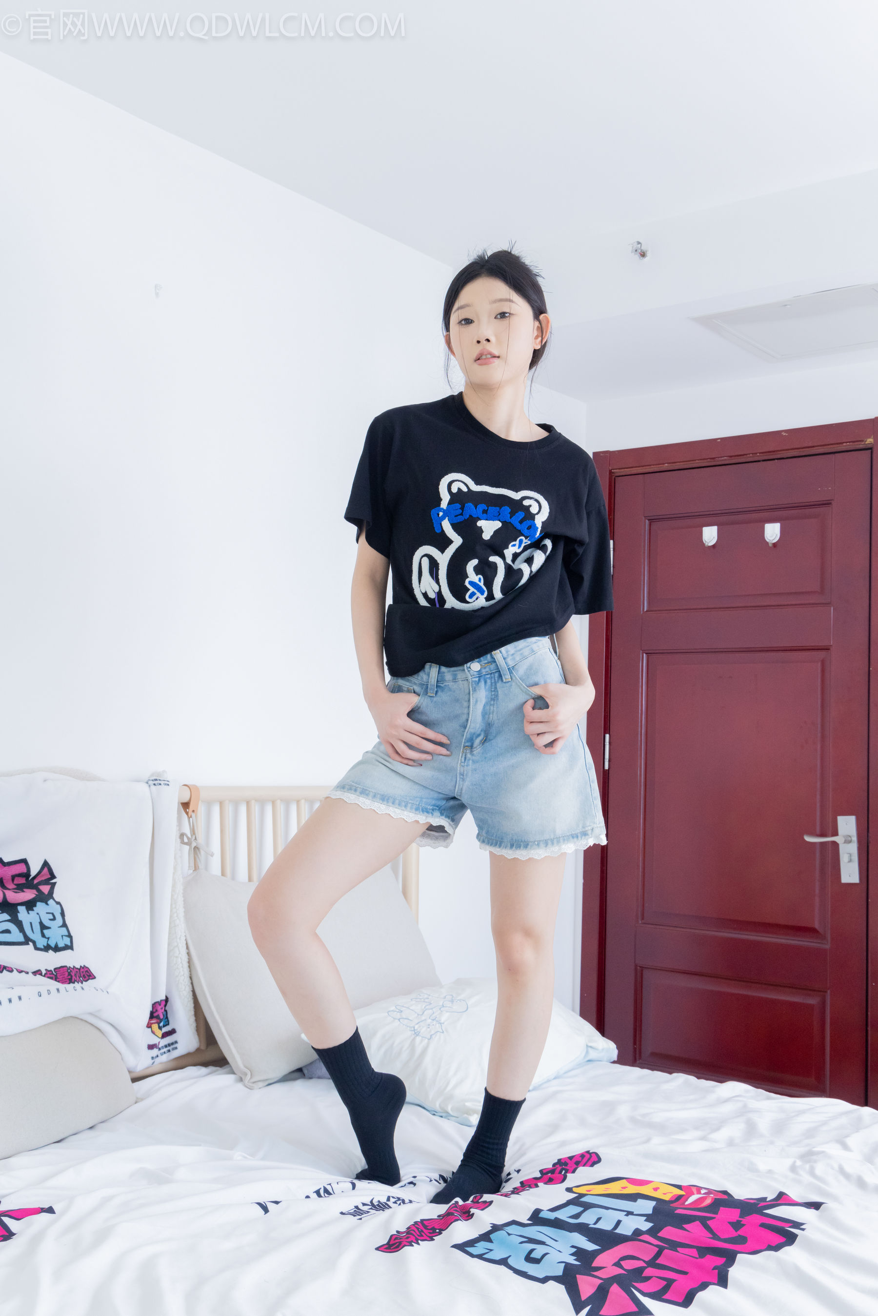 物恋传媒 No.2324 小竹 - 匡威帆布鞋、白棉袜、黑棉袜/(166P)