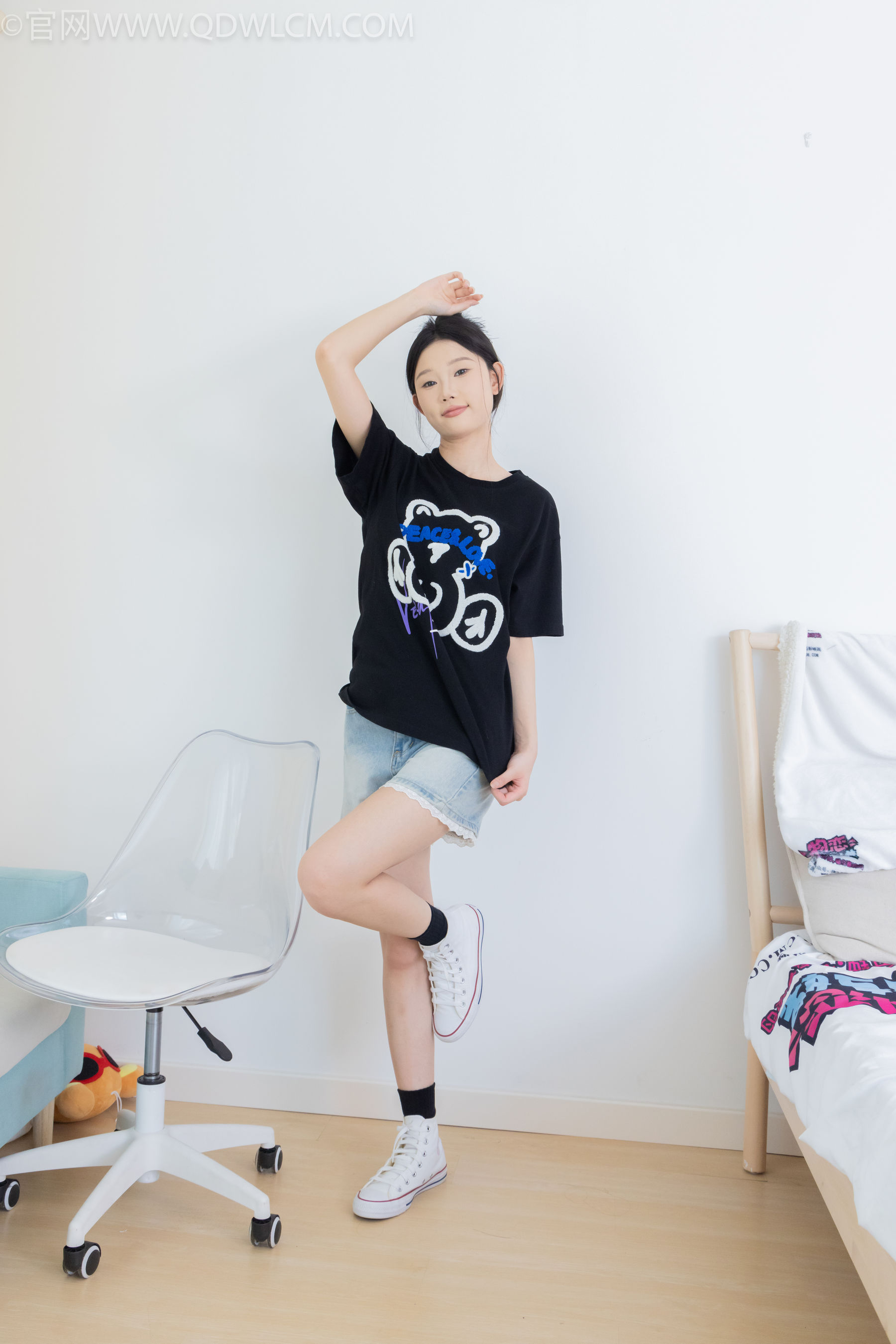 物恋传媒 No.2324 小竹 - 匡威帆布鞋、白棉袜、黑棉袜/(166P)