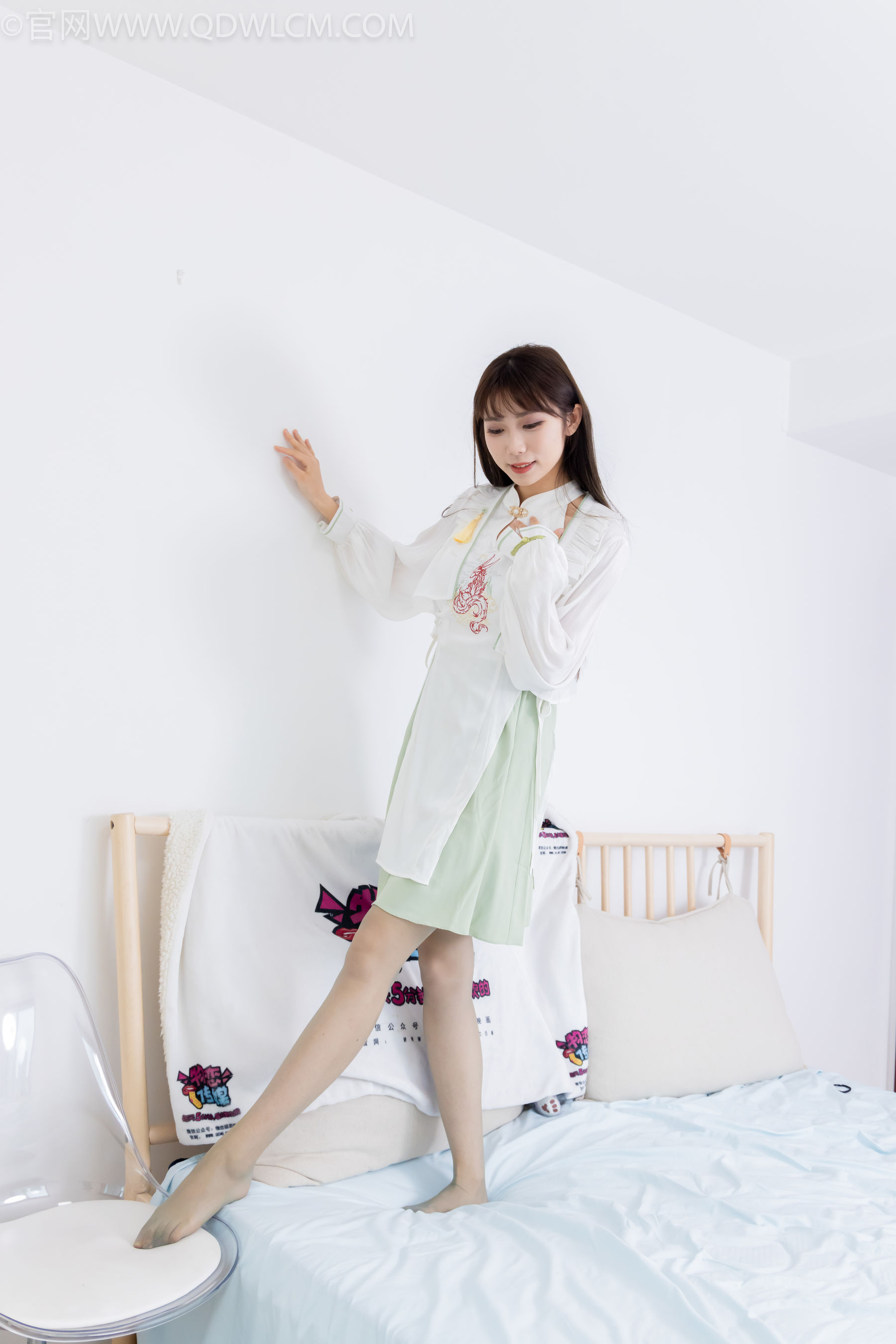 物恋传媒 No.2323 泡泡 - 汉服、平底鞋、过膝丝袜/(153P)