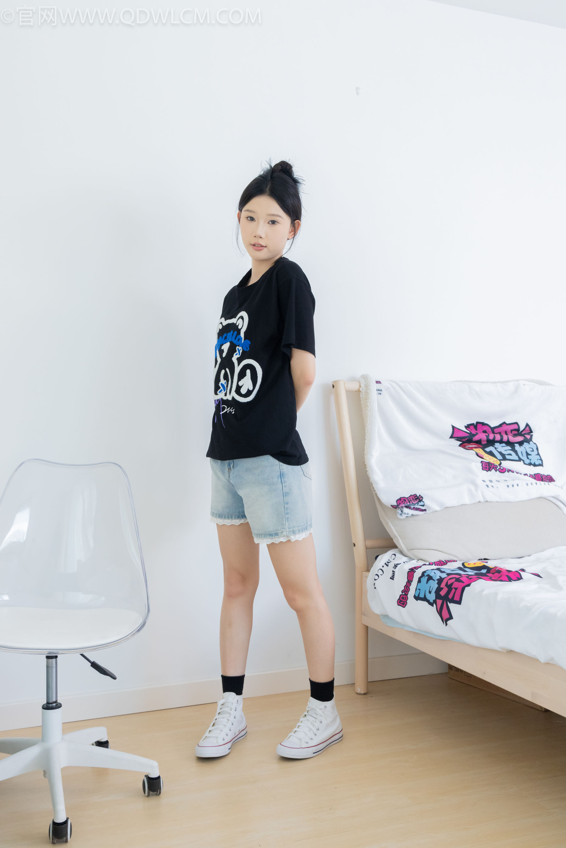 物恋传媒 No.2324 小竹 - 匡威帆布鞋、白棉袜、黑棉袜/(166P)