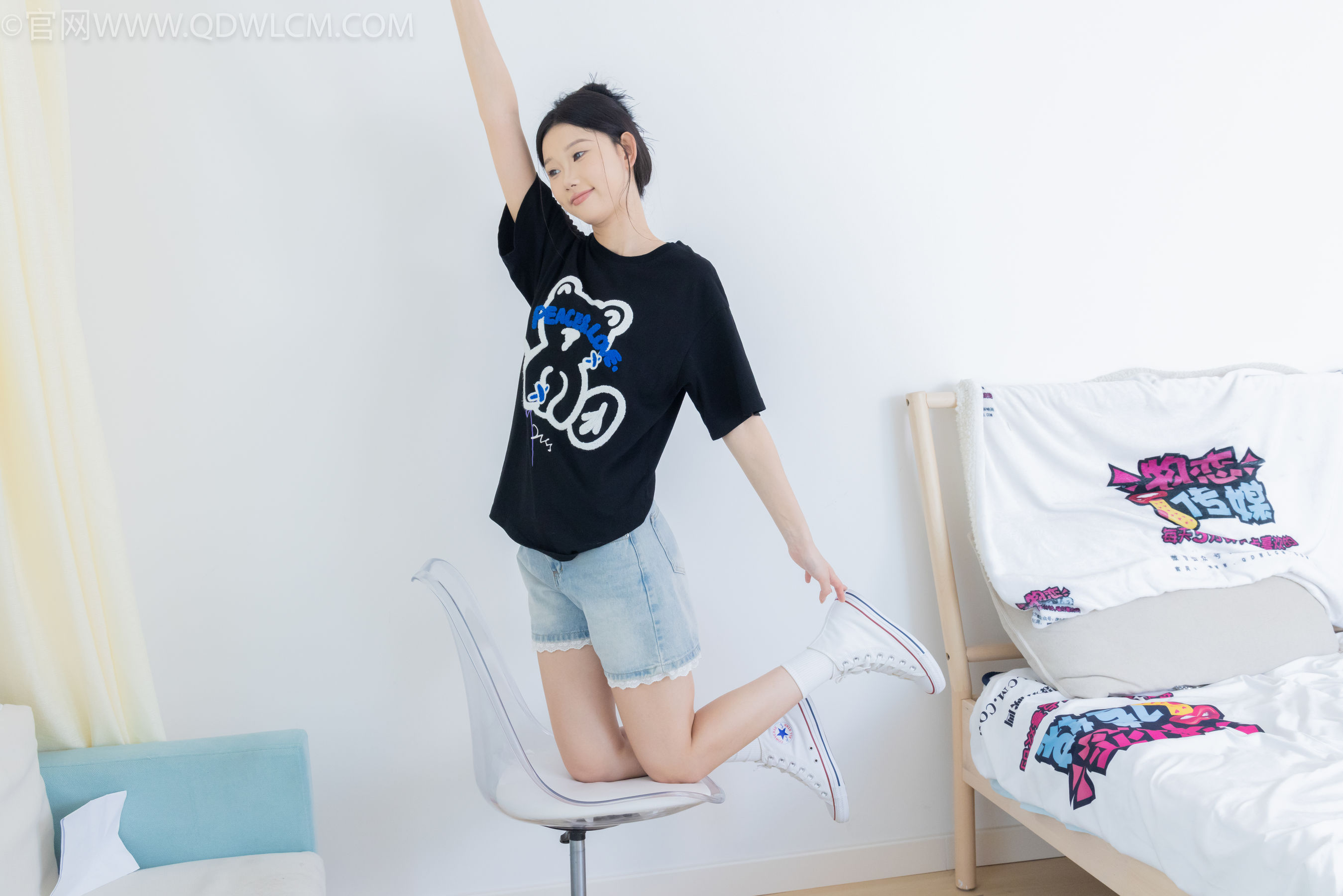 物恋传媒 No.2324 小竹 - 匡威帆布鞋、白棉袜、黑棉袜/(166P)