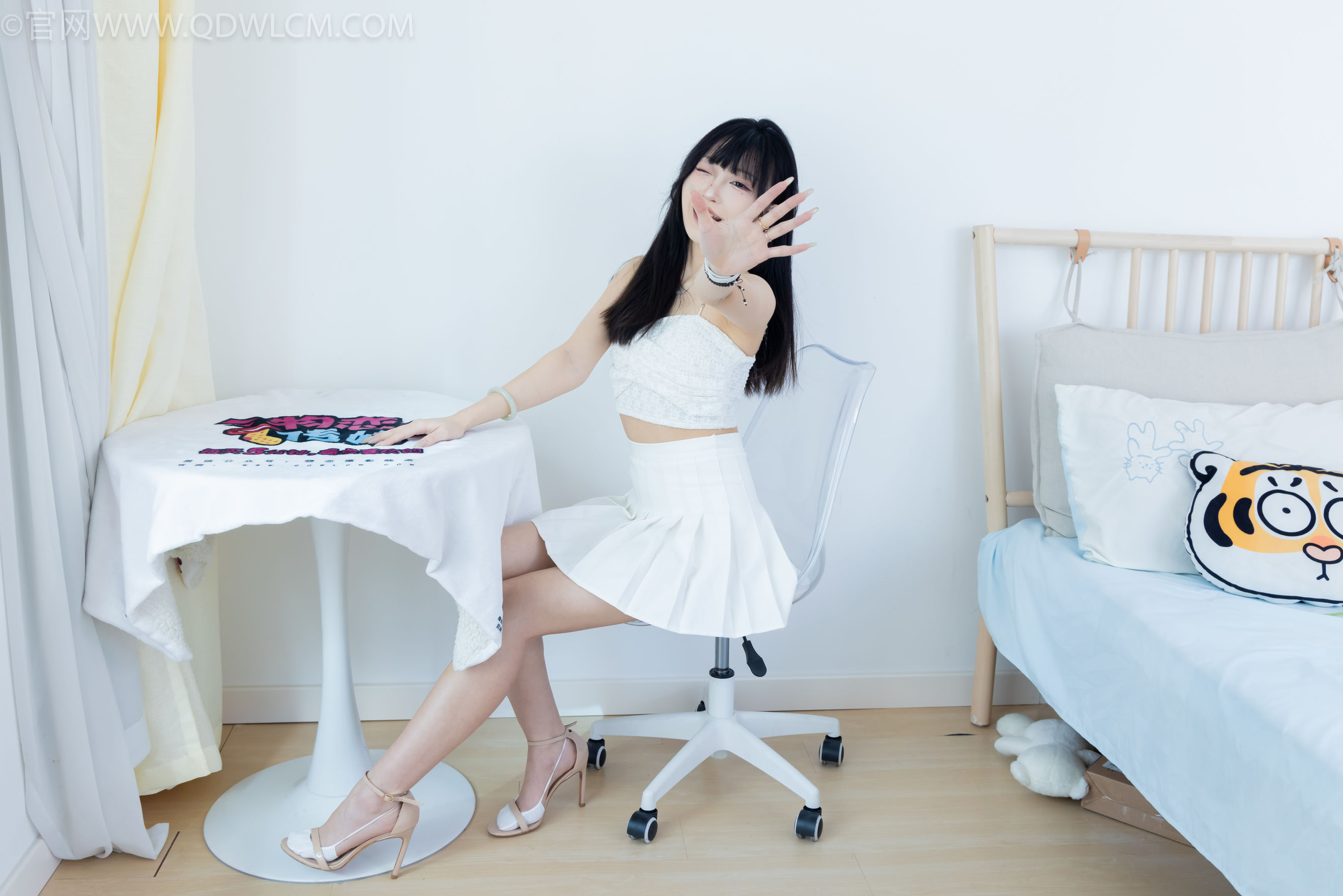 物恋传媒 No.2325 嘟嘟 - 透明高跟鞋、高跟凉鞋、白船袜、裸足/(156P)