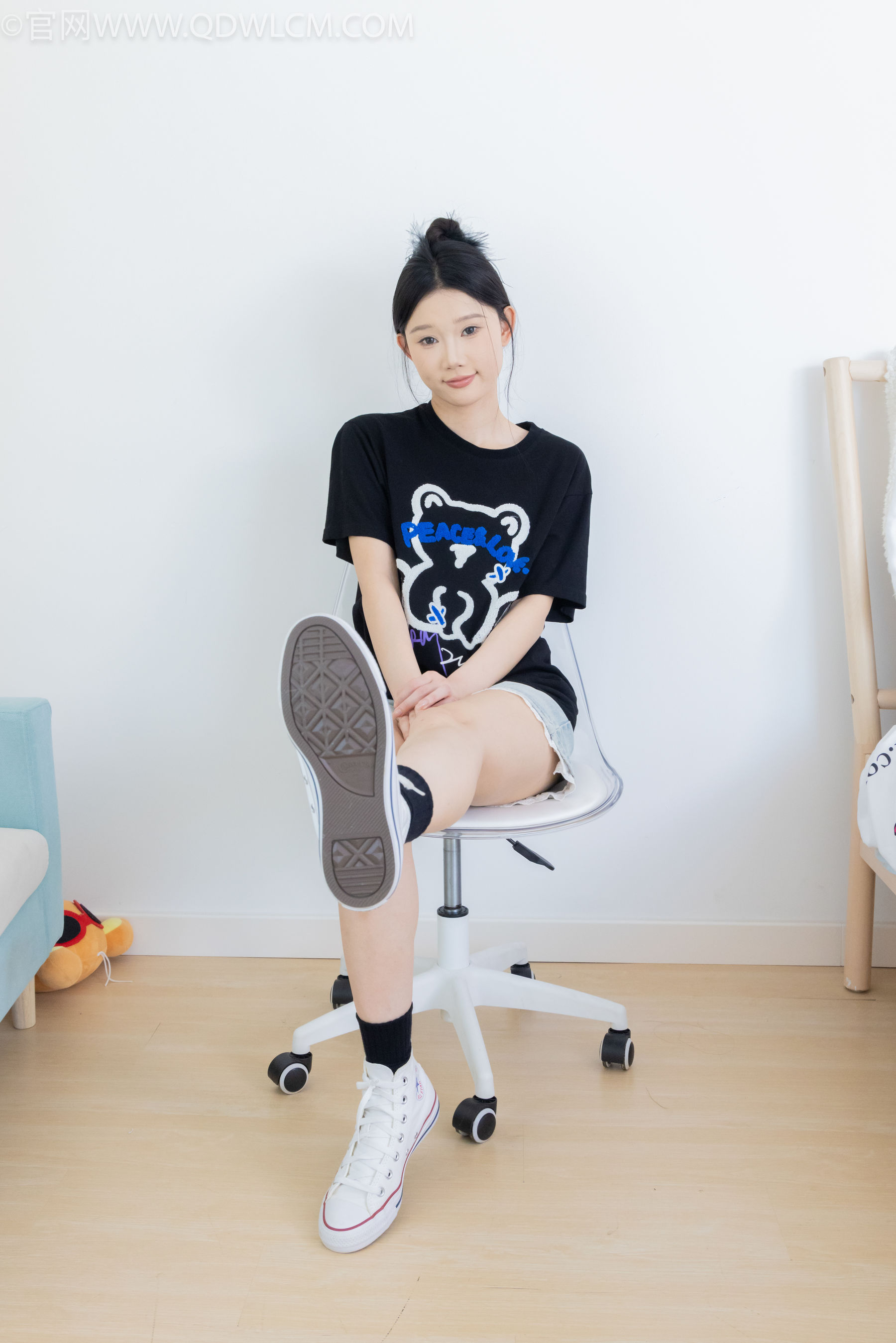 物恋传媒 No.2324 小竹 - 匡威帆布鞋、白棉袜、黑棉袜/(166P)