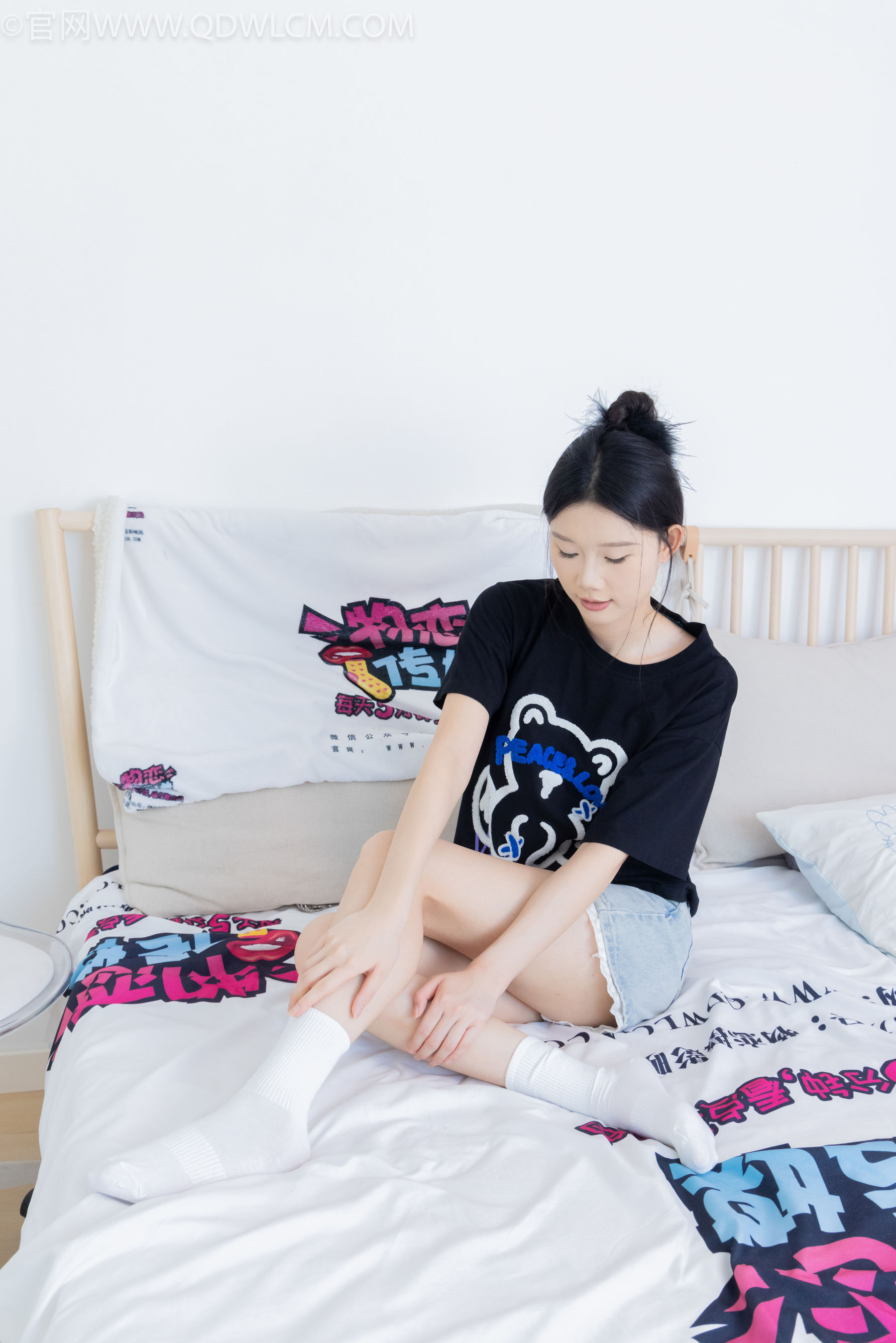 物恋传媒 No.2324 小竹 - 匡威帆布鞋、白棉袜、黑棉袜/(166P)