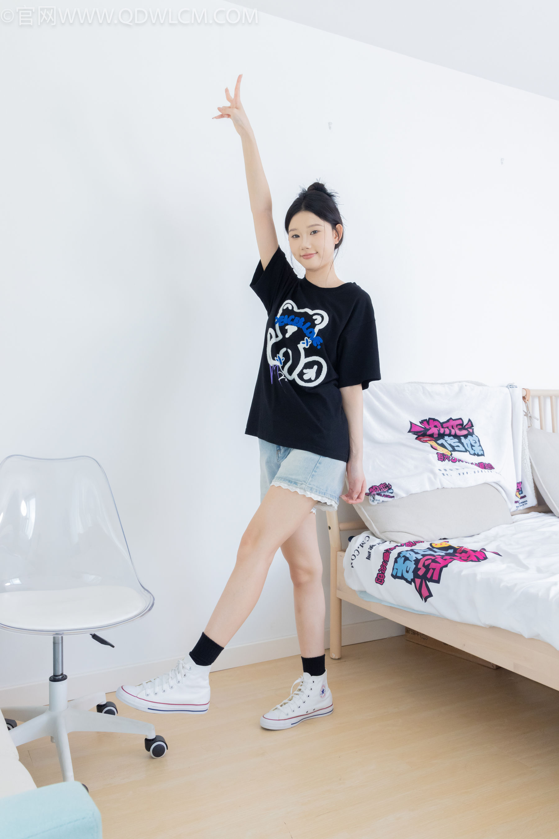 物恋传媒 No.2324 小竹 - 匡威帆布鞋、白棉袜、黑棉袜/(166P)