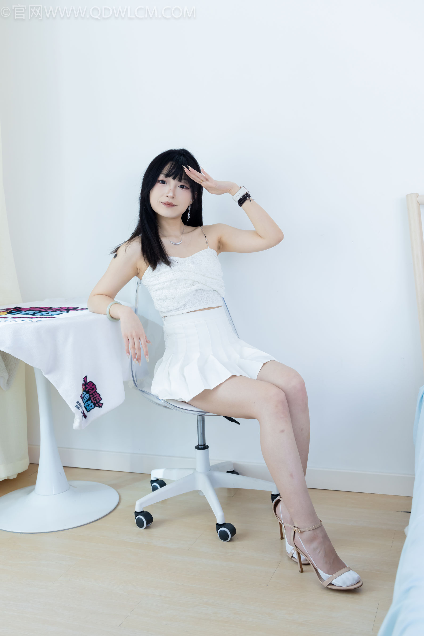 物恋传媒 No.2325 嘟嘟 - 透明高跟鞋、高跟凉鞋、白船袜、裸足/(156P)