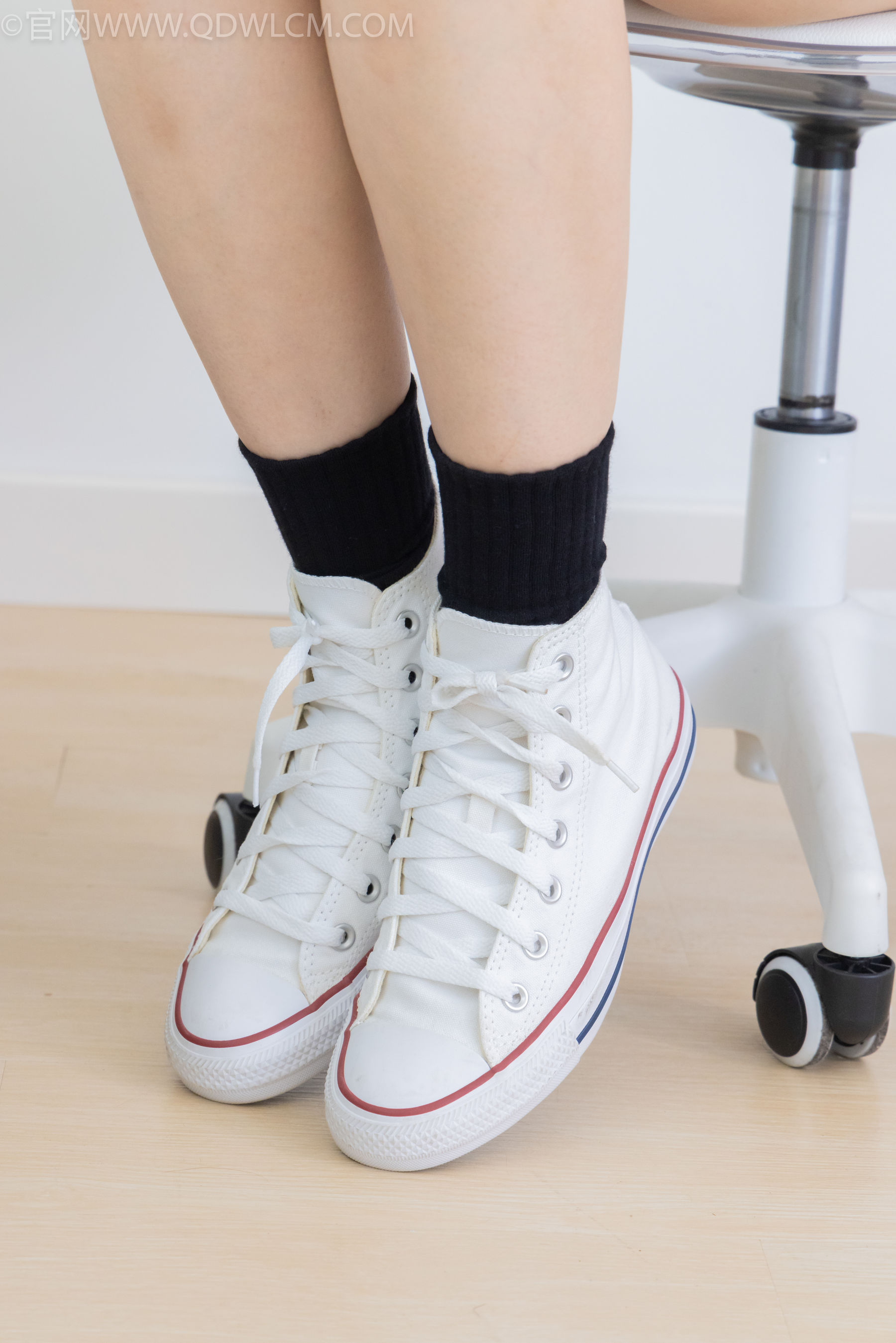 物恋传媒 No.2324 小竹 - 匡威帆布鞋、白棉袜、黑棉袜/(166P)