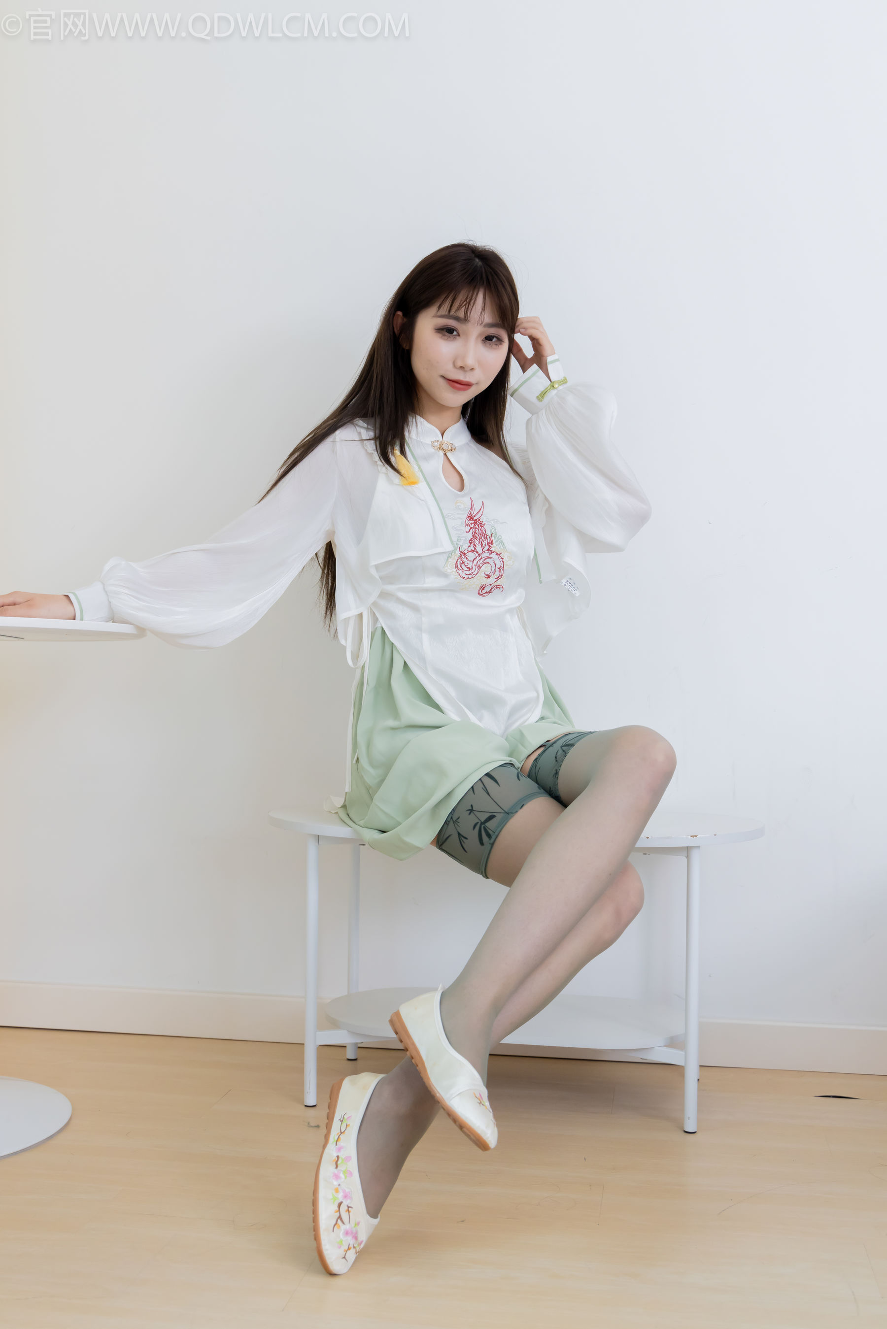 物恋传媒 No.2323 泡泡 - 汉服、平底鞋、过膝丝袜/(153P)