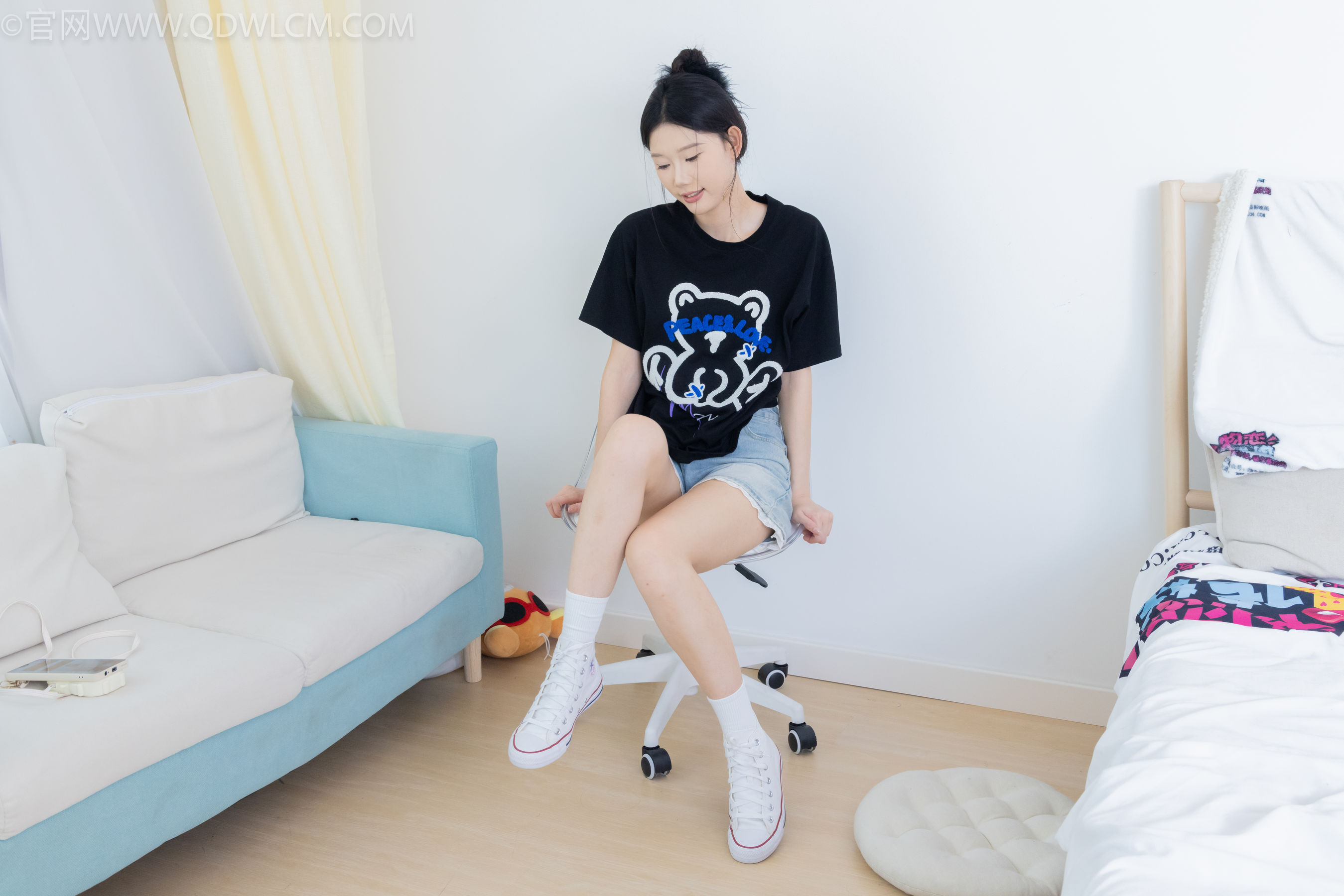 物恋传媒 No.2324 小竹 - 匡威帆布鞋、白棉袜、黑棉袜/(166P)