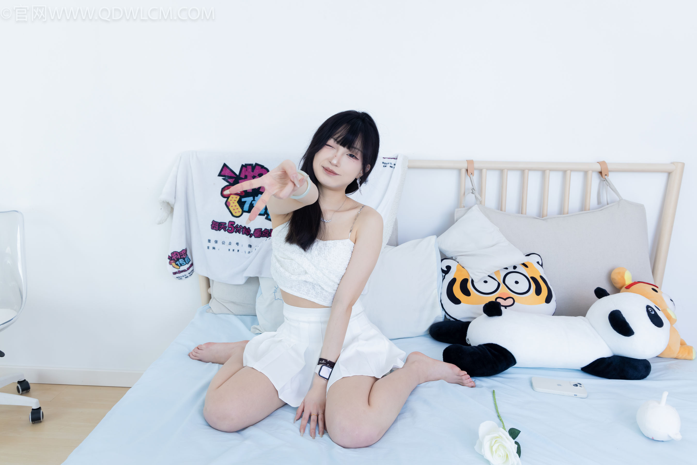 物恋传媒 No.2325 嘟嘟 - 透明高跟鞋、高跟凉鞋、白船袜、裸足/(156P)