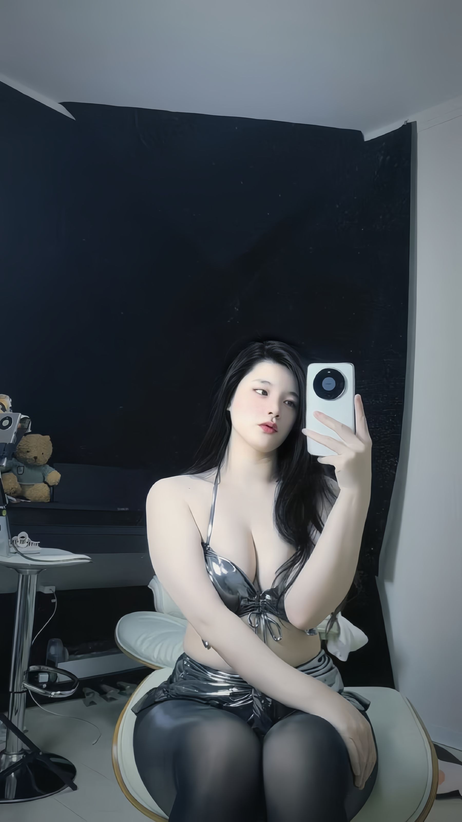 宋易欣 - 银色比基尼油亮黑丝/(27P)