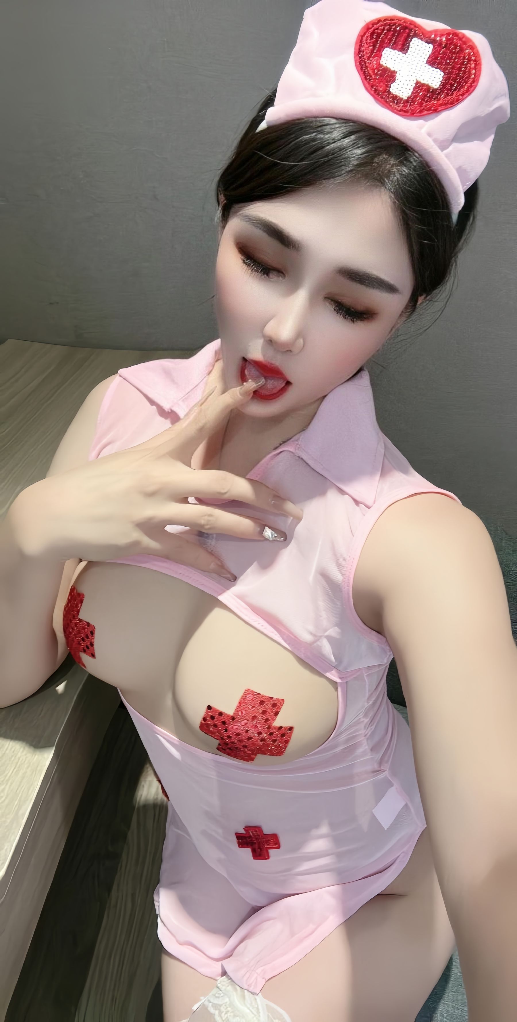 娜娜小姨 - 超性感粉嫩护士/(25P)