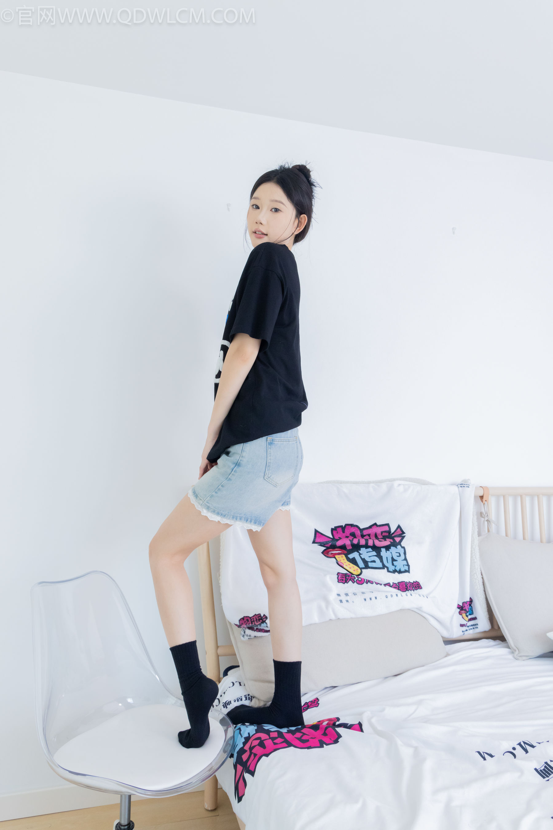 物恋传媒 No.2324 小竹 - 匡威帆布鞋、白棉袜、黑棉袜/(166P)