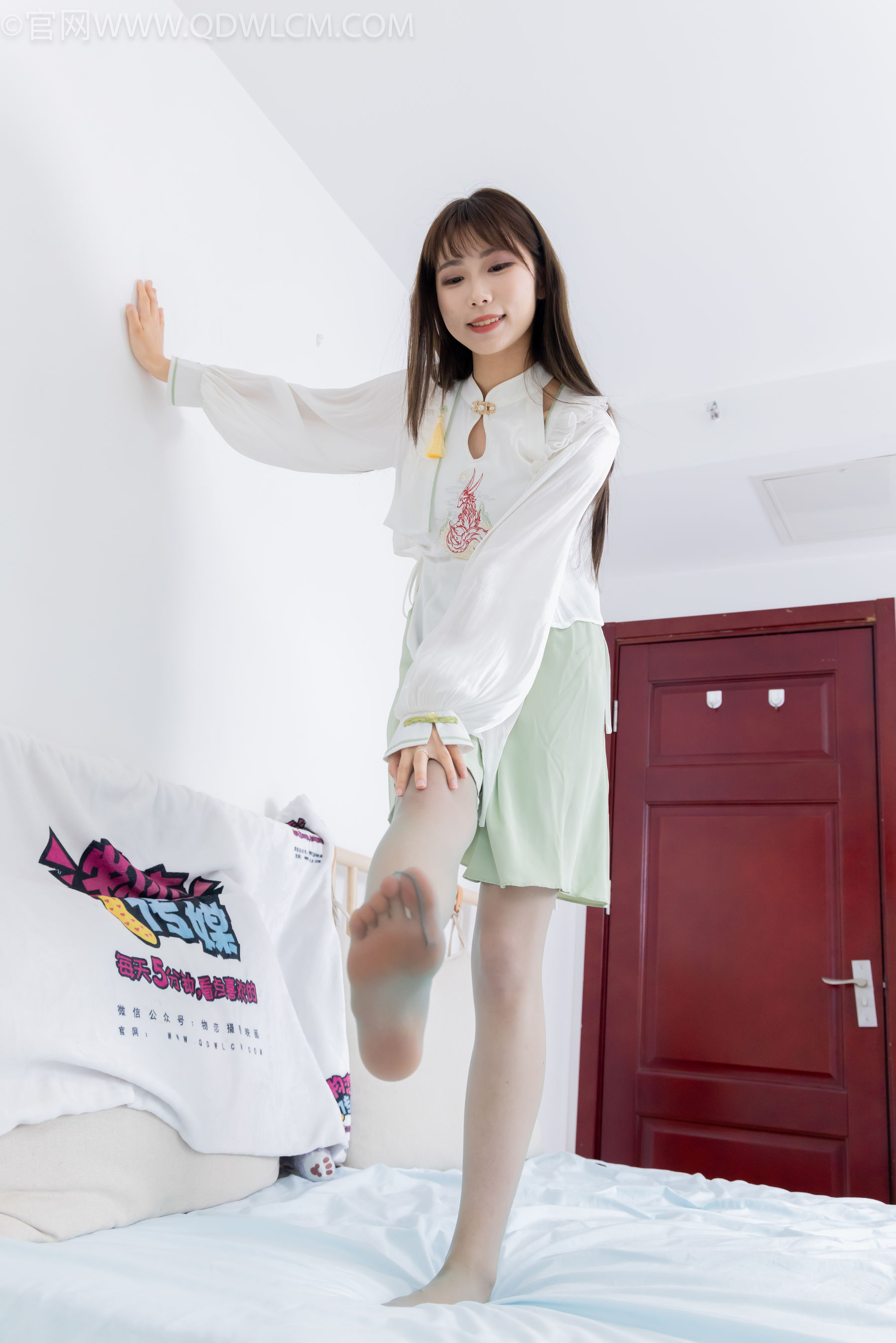 物恋传媒 No.2323 泡泡 - 汉服、平底鞋、过膝丝袜/(153P)