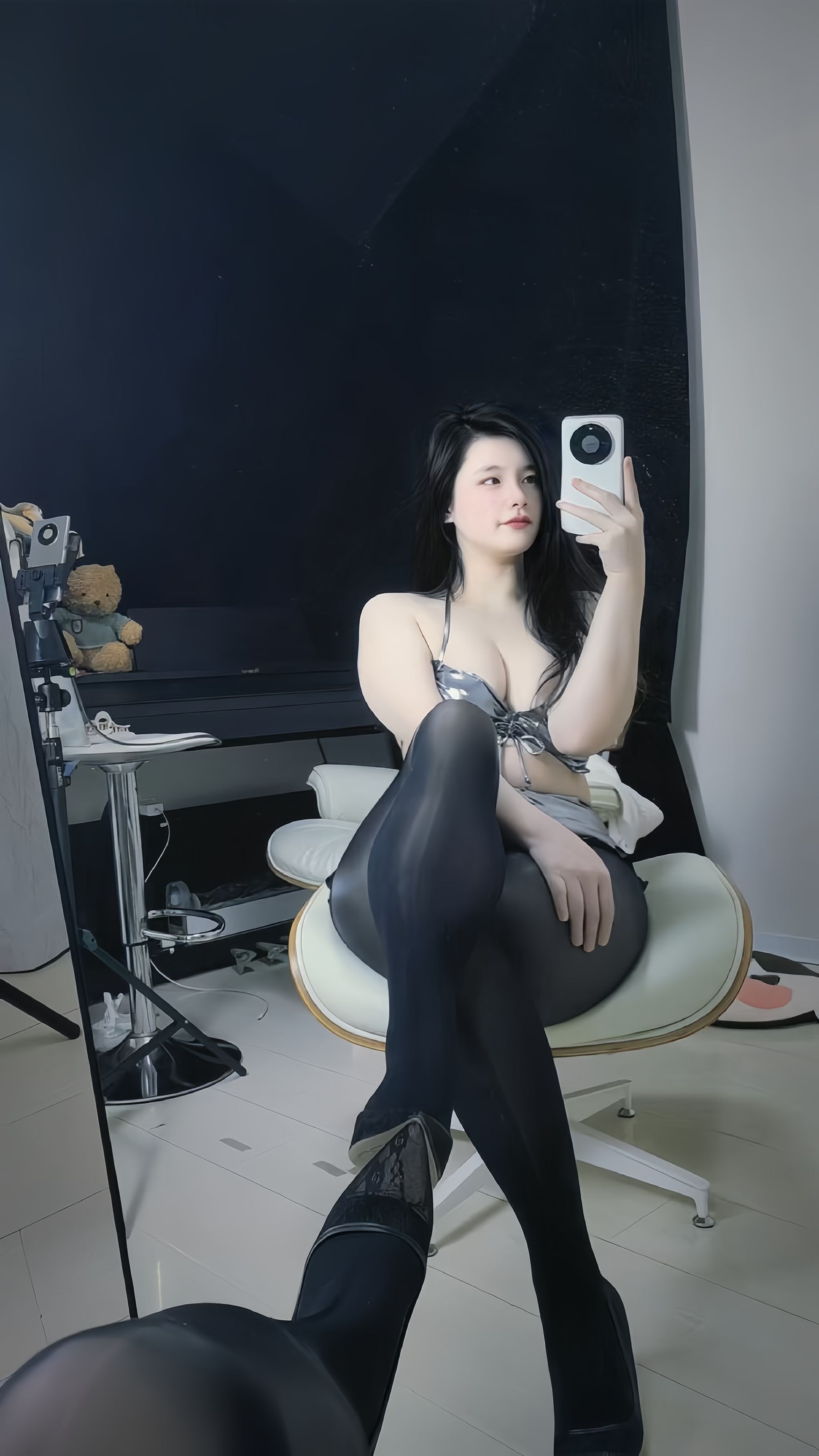 宋易欣 - 银色比基尼油亮黑丝/(27P)