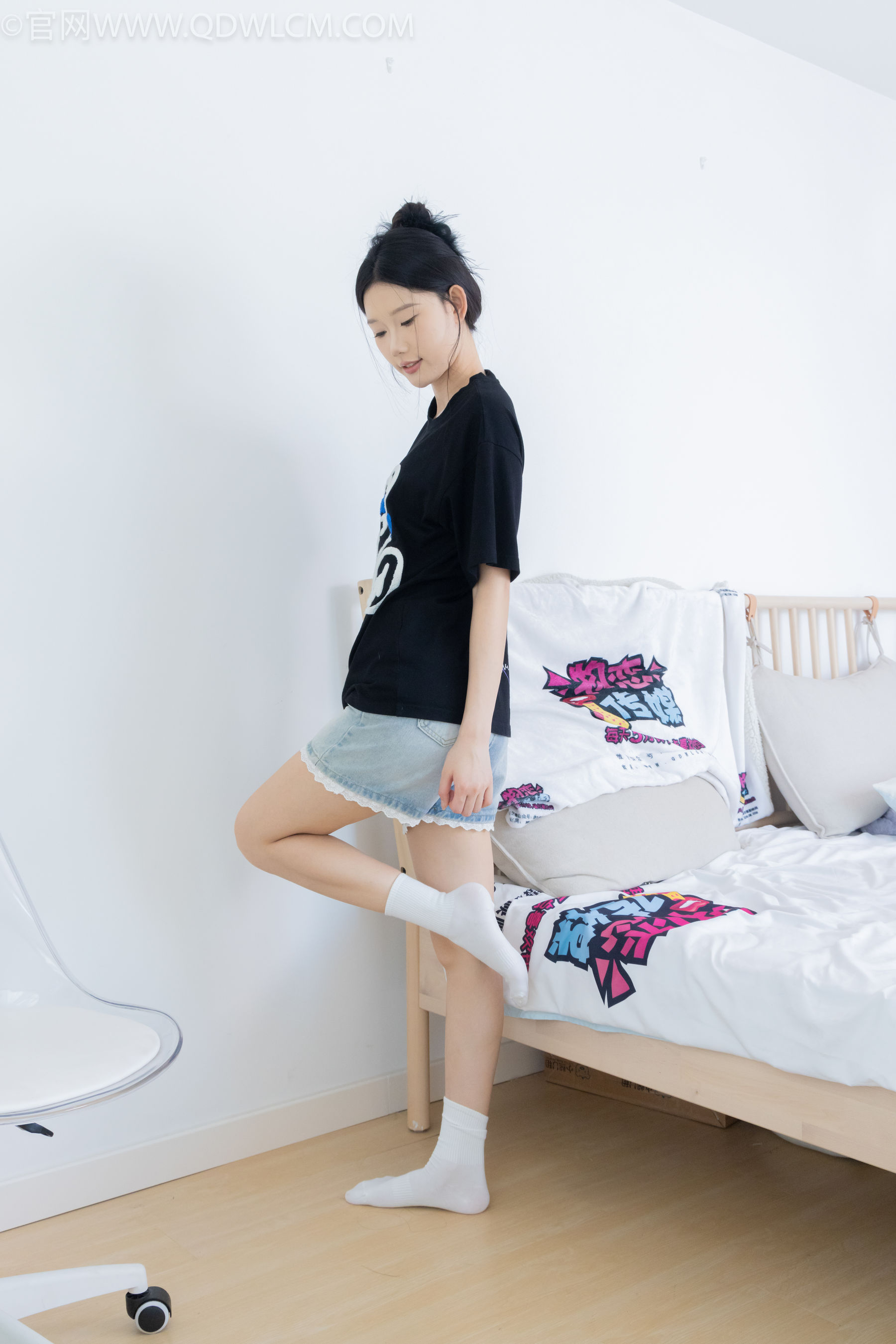 物恋传媒 No.2324 小竹 - 匡威帆布鞋、白棉袜、黑棉袜/(166P)