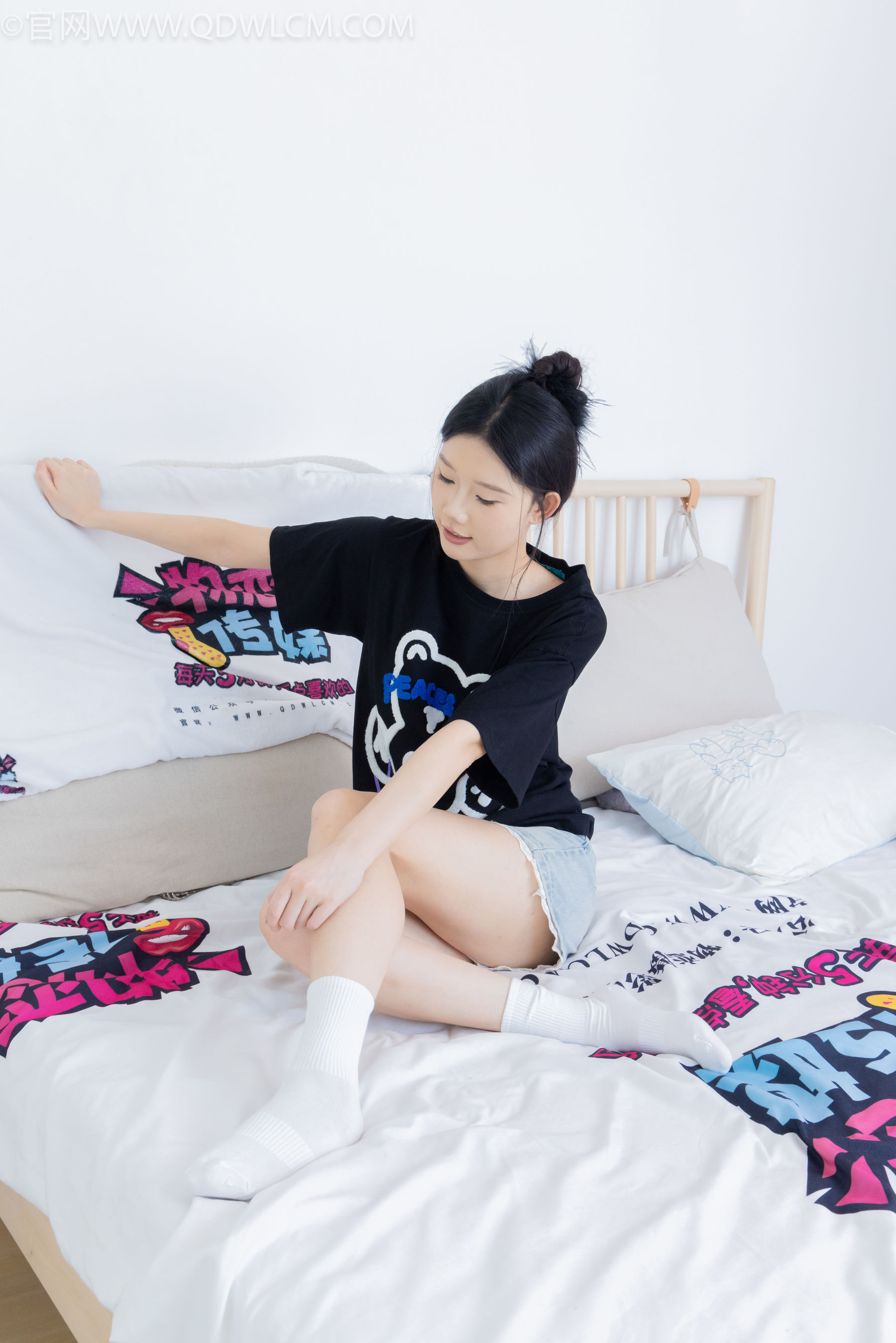 物恋传媒 No.2324 小竹 - 匡威帆布鞋、白棉袜、黑棉袜/(166P)