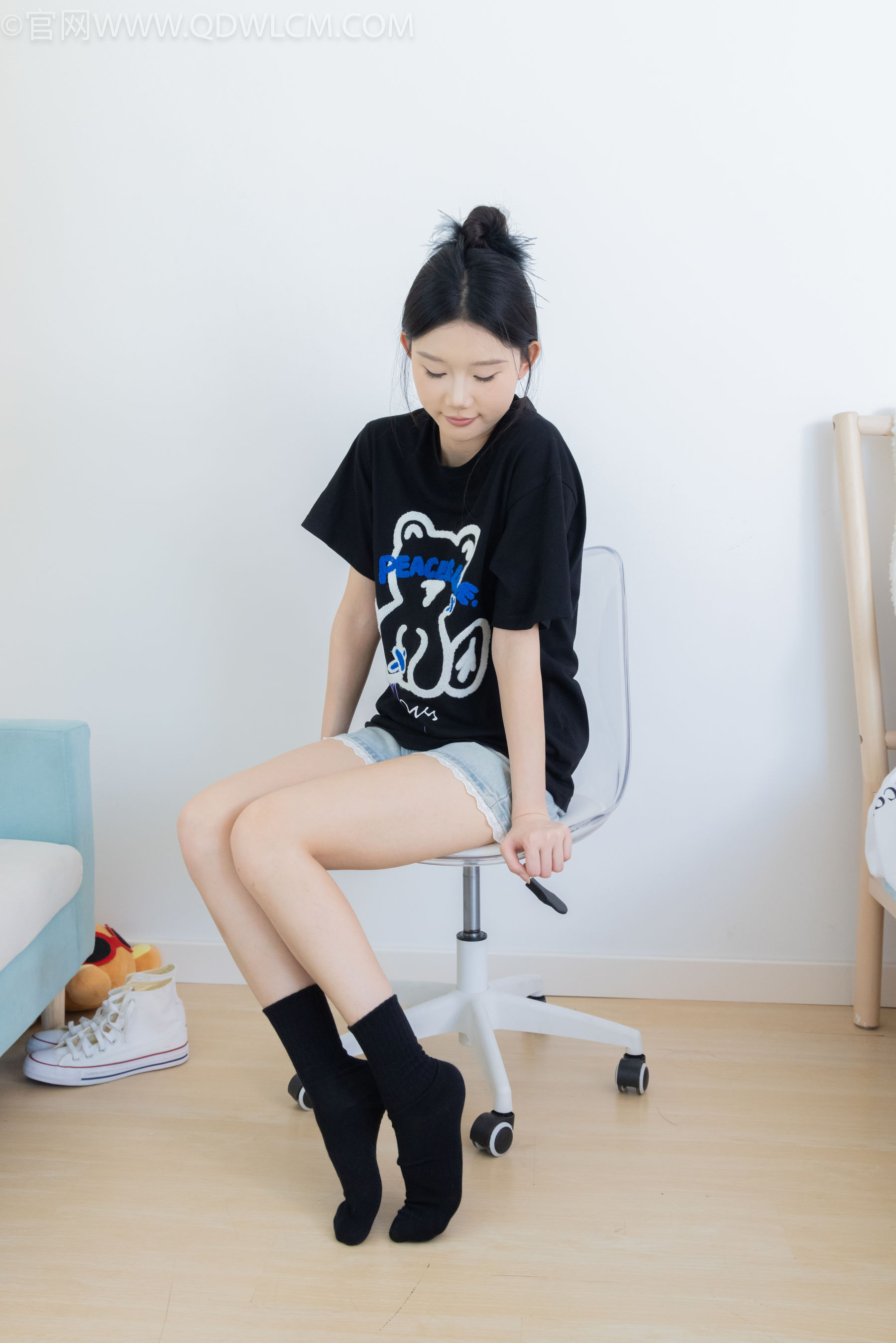 物恋传媒 No.2324 小竹 - 匡威帆布鞋、白棉袜、黑棉袜/(166P)