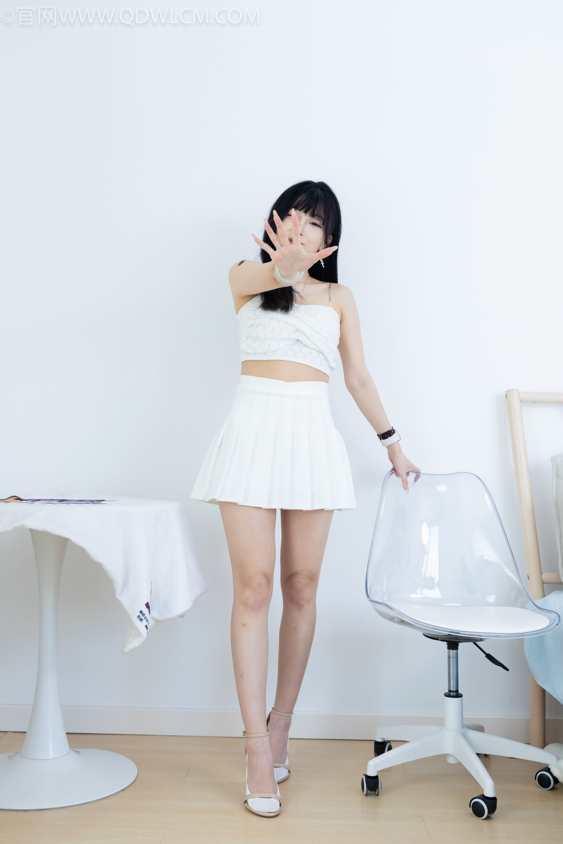 物恋传媒 No.2325 嘟嘟 - 透明高跟鞋、高跟凉鞋、白船袜、裸足/(156P)