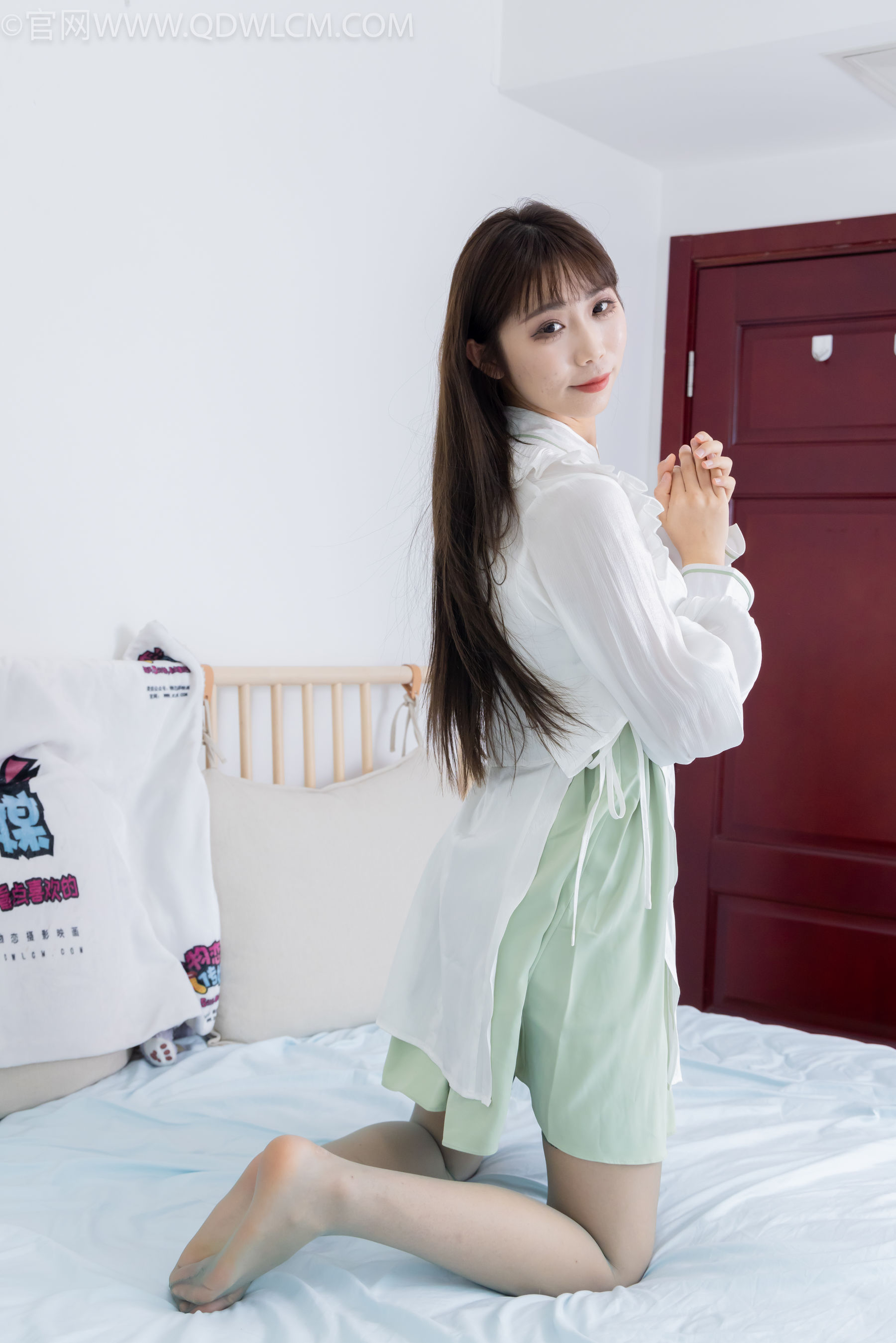 物恋传媒 No.2323 泡泡 - 汉服、平底鞋、过膝丝袜/(153P)