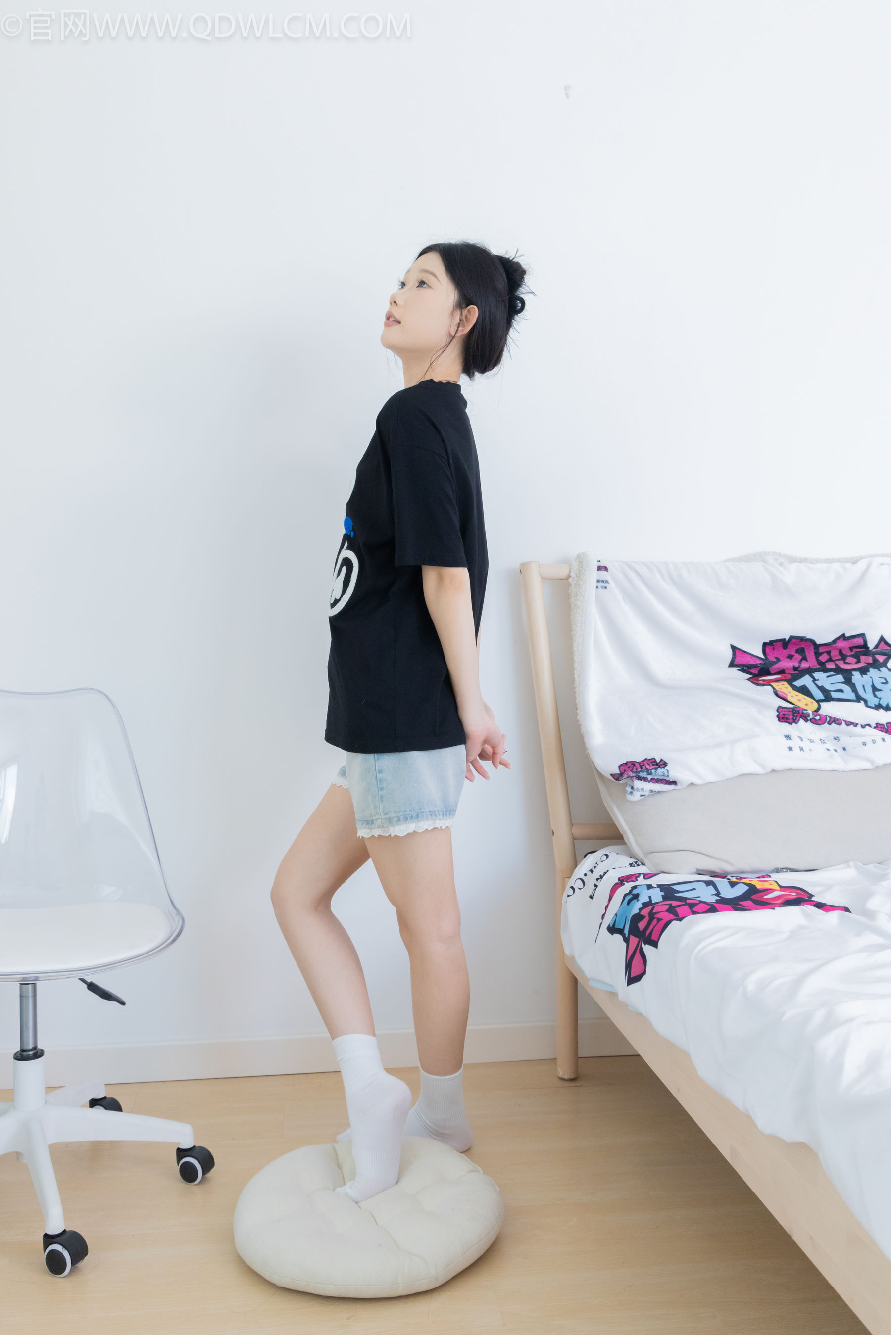 物恋传媒 No.2324 小竹 - 匡威帆布鞋、白棉袜、黑棉袜/(166P)