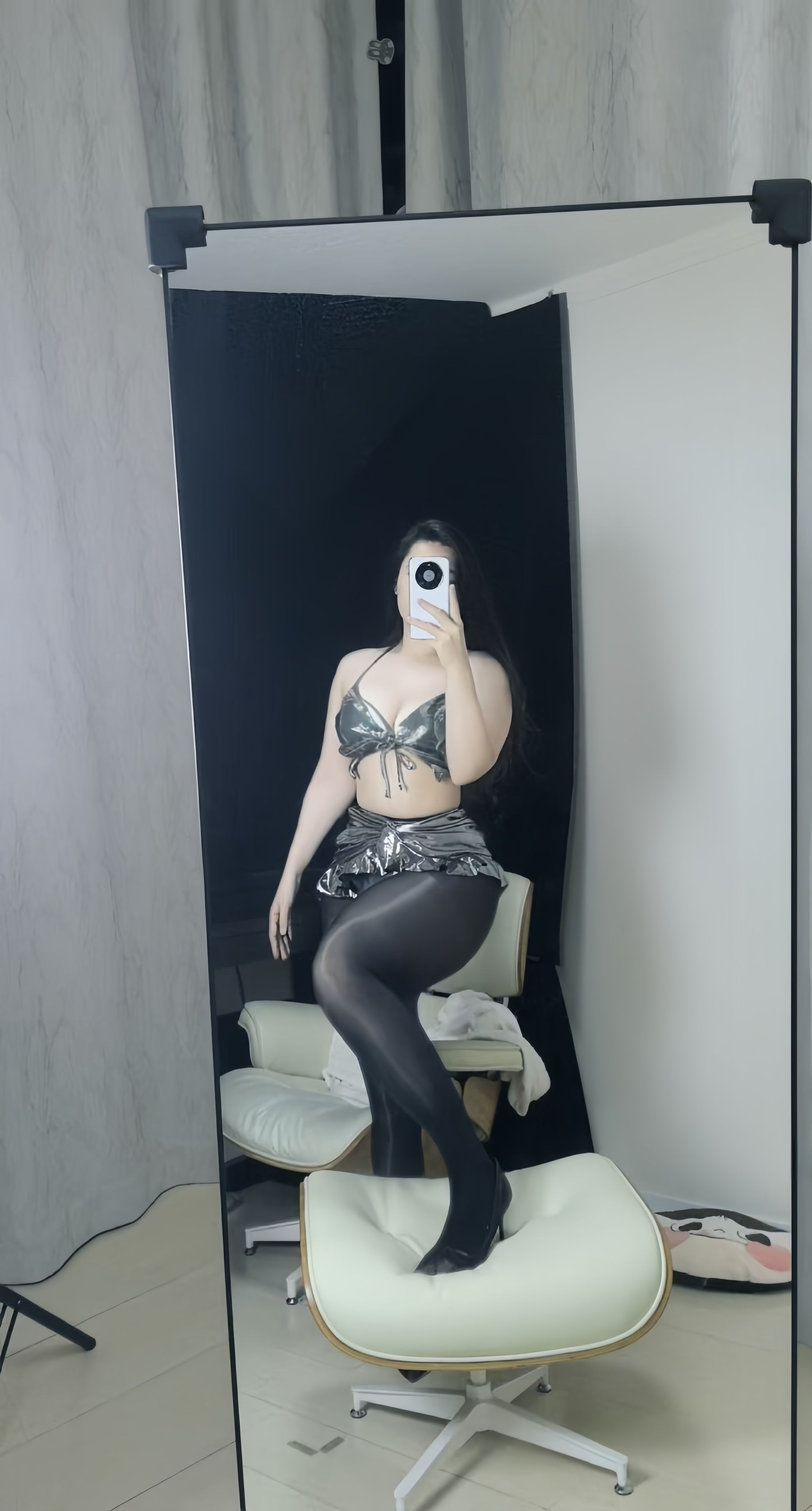 宋易欣 - 银色比基尼油亮黑丝/(27P)