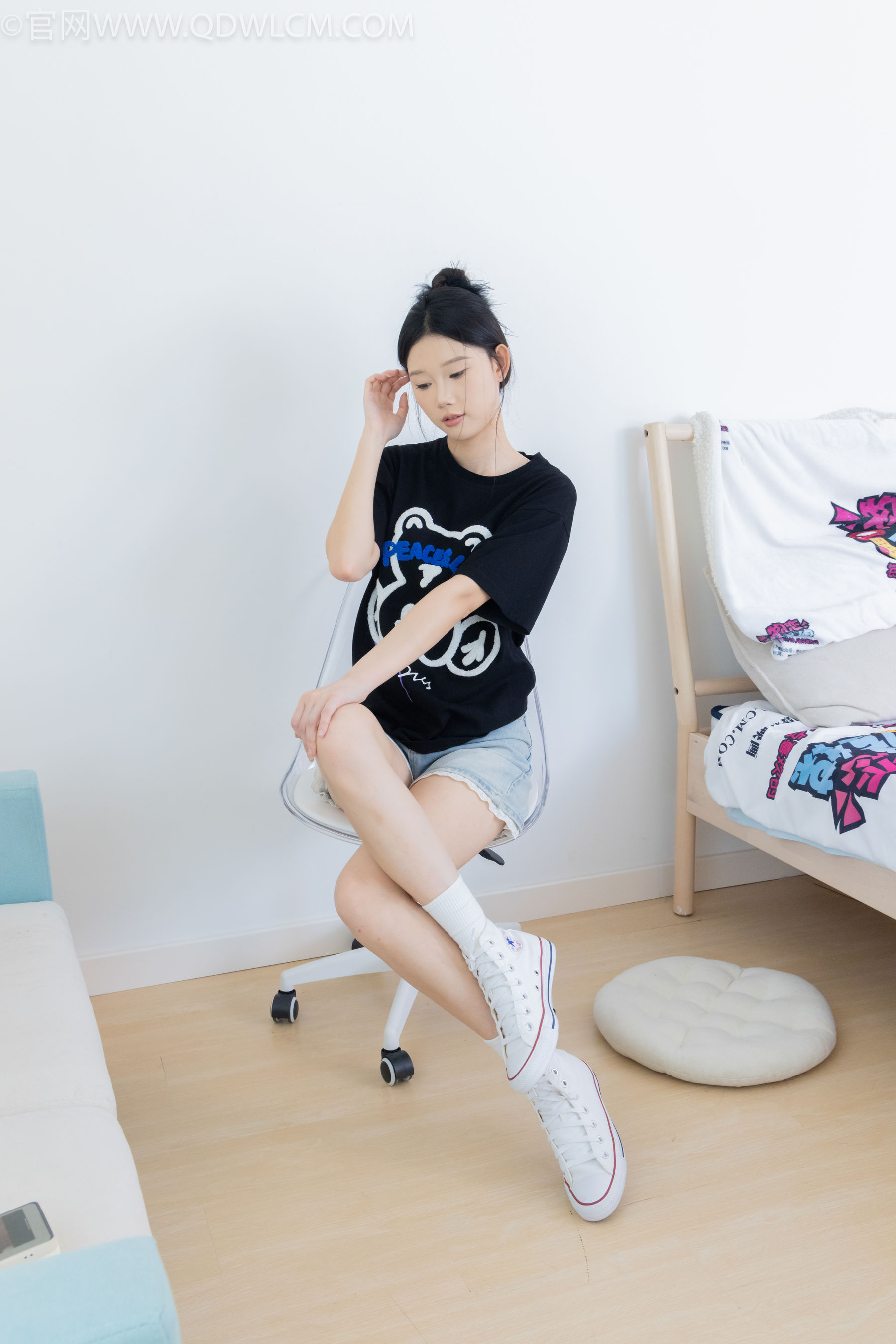 物恋传媒 No.2324 小竹 - 匡威帆布鞋、白棉袜、黑棉袜/(166P)