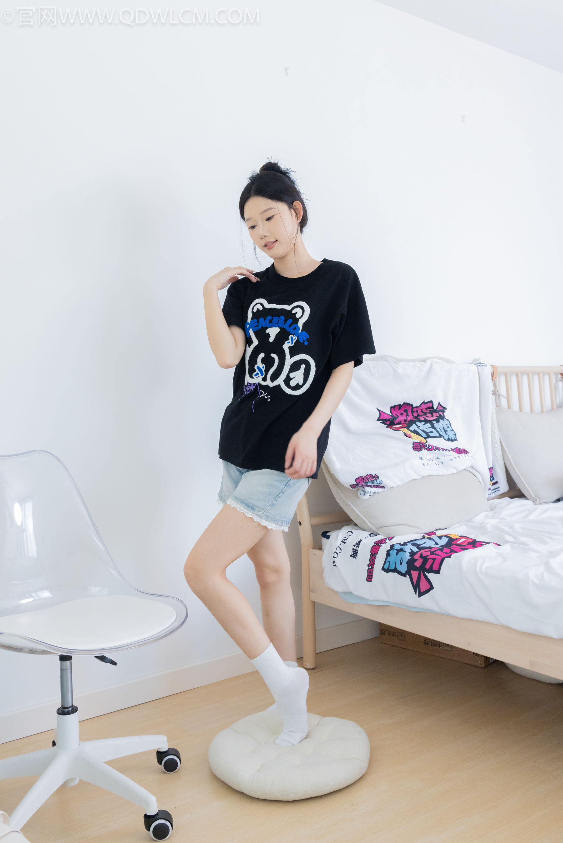 物恋传媒 No.2324 小竹 - 匡威帆布鞋、白棉袜、黑棉袜/(166P)