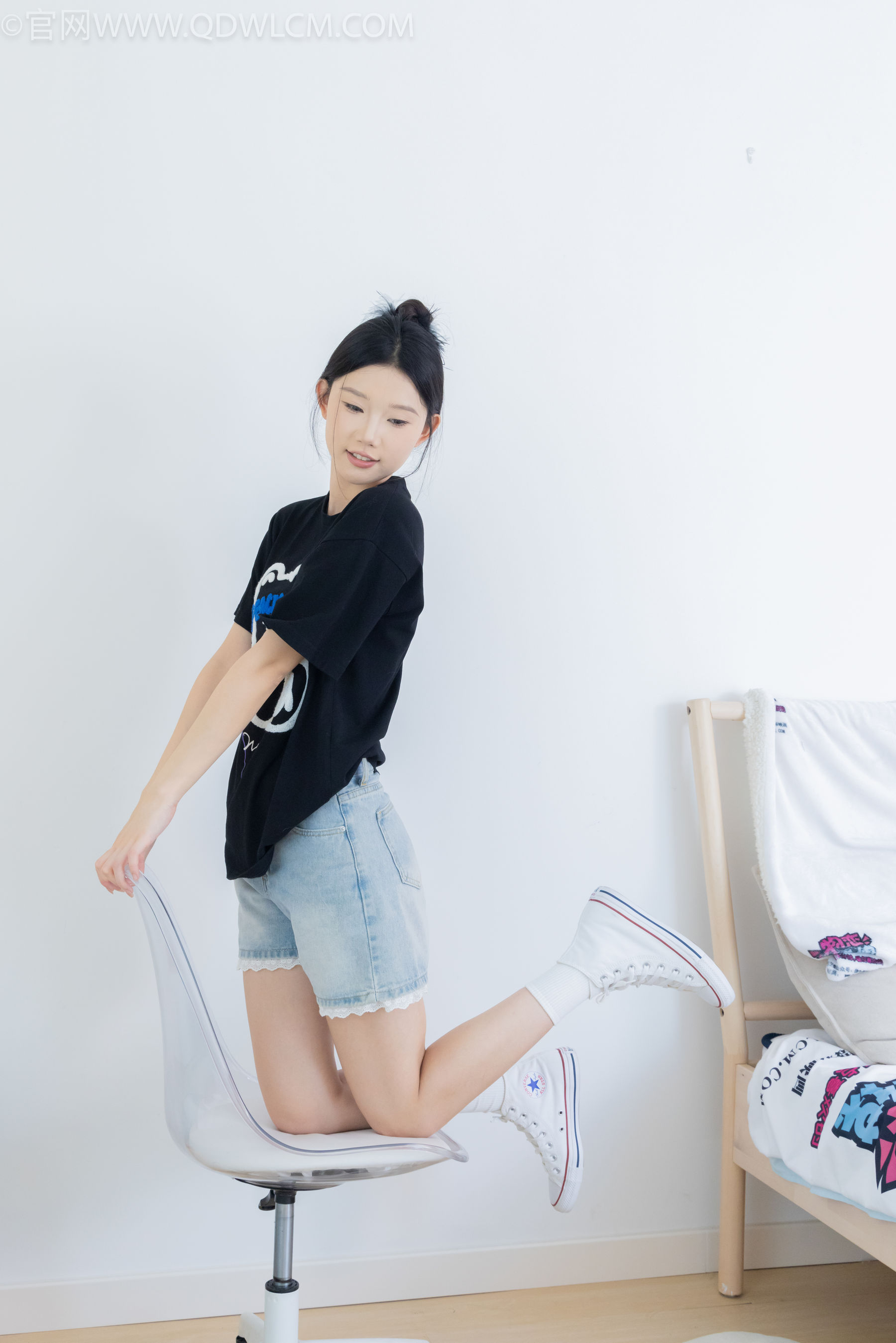 物恋传媒 No.2324 小竹 - 匡威帆布鞋、白棉袜、黑棉袜/(166P)