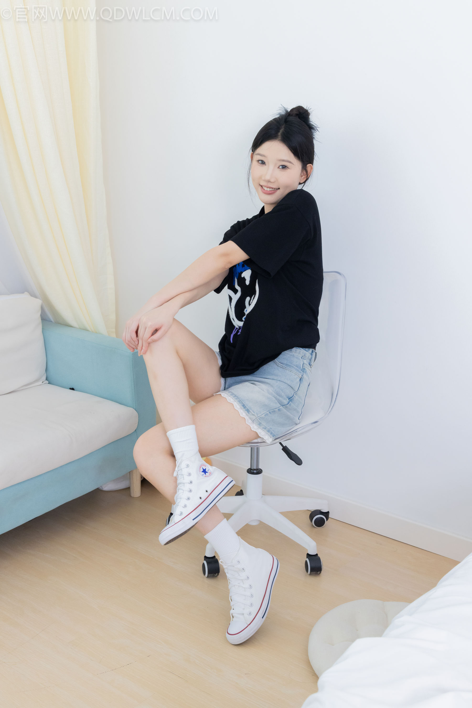 物恋传媒 No.2324 小竹 - 匡威帆布鞋、白棉袜、黑棉袜/(166P)