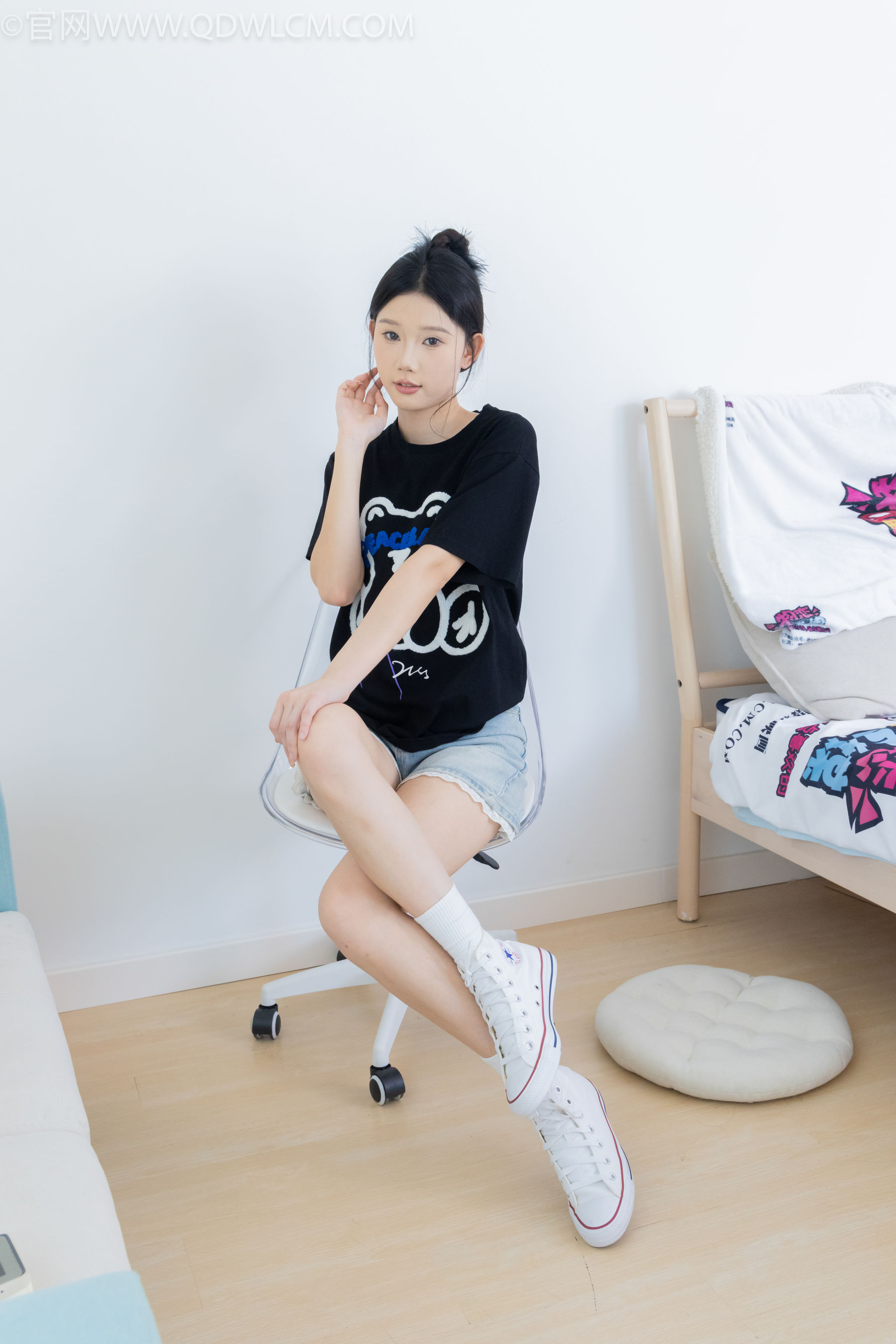 物恋传媒 No.2324 小竹 - 匡威帆布鞋、白棉袜、黑棉袜/(166P)