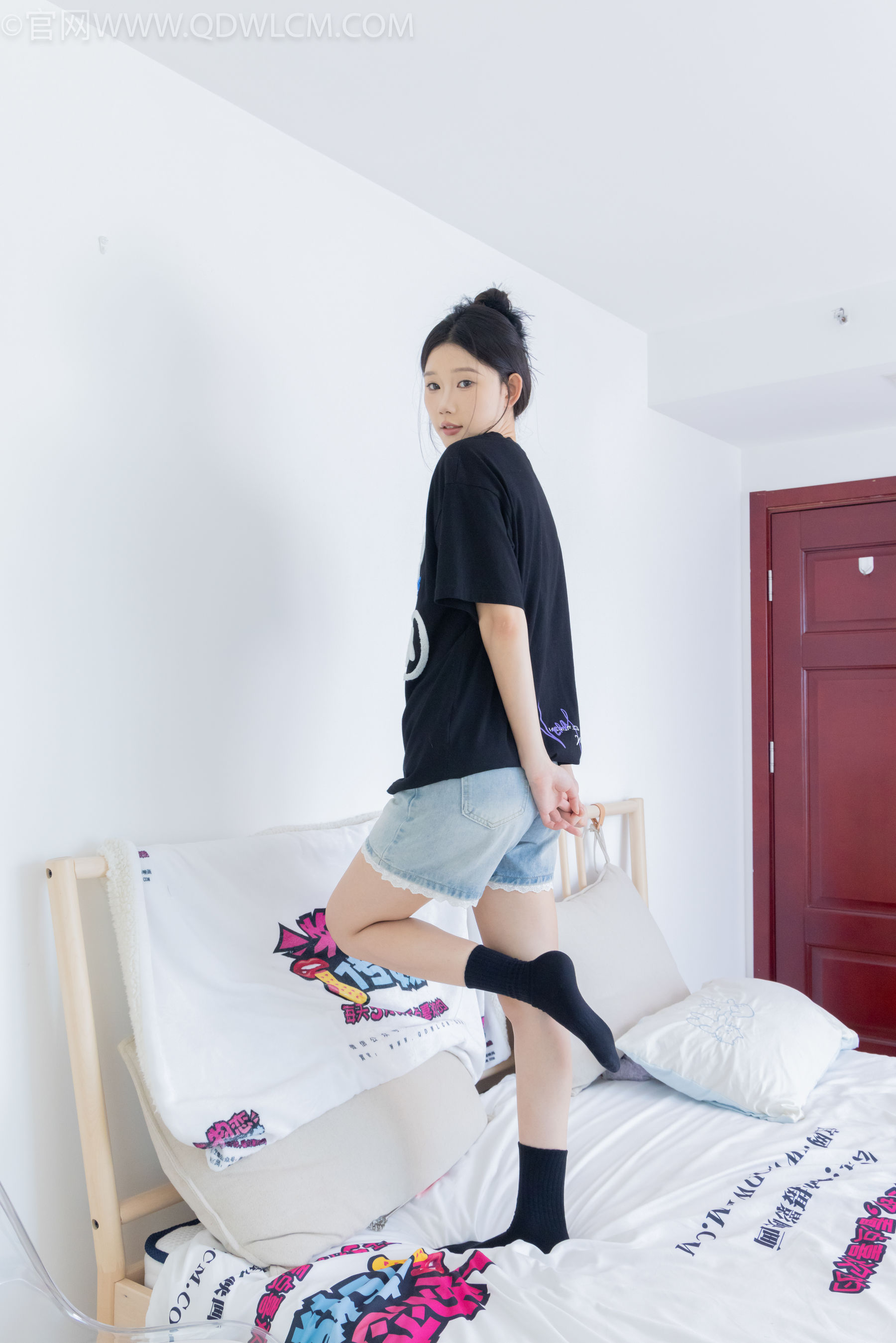 物恋传媒 No.2324 小竹 - 匡威帆布鞋、白棉袜、黑棉袜/(166P)