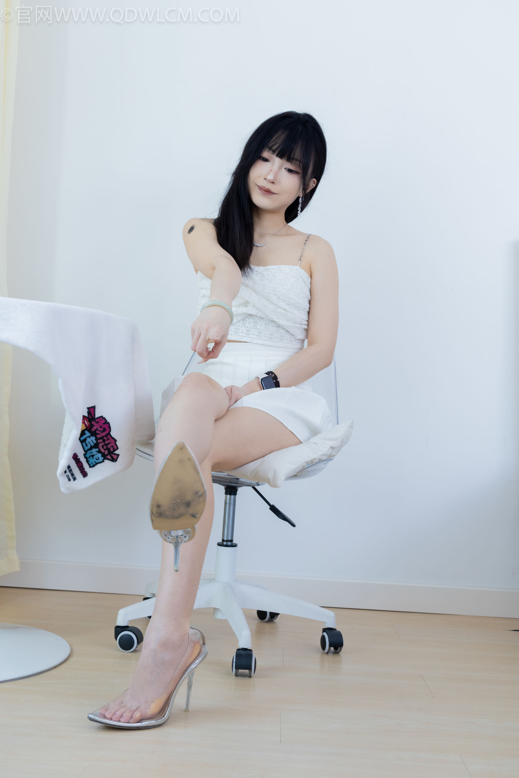 物恋传媒 No.2325 嘟嘟 - 透明高跟鞋、高跟凉鞋、白船袜、裸足/(156P)