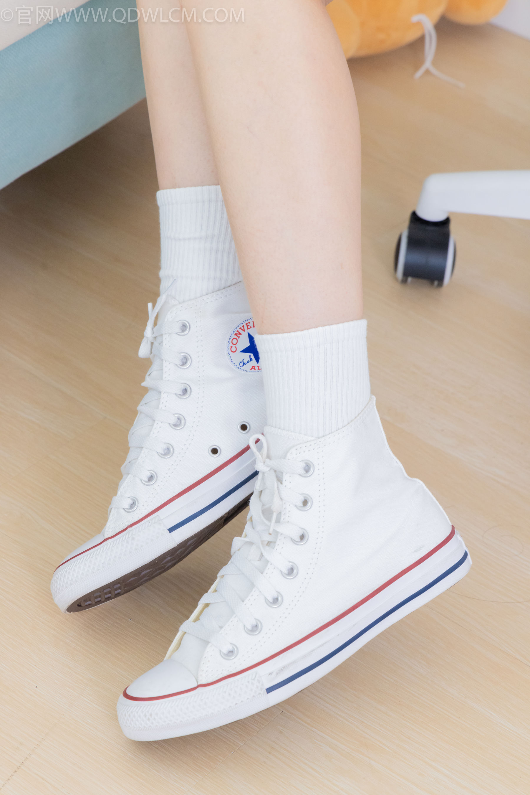 物恋传媒 No.2324 小竹 - 匡威帆布鞋、白棉袜、黑棉袜/(166P)