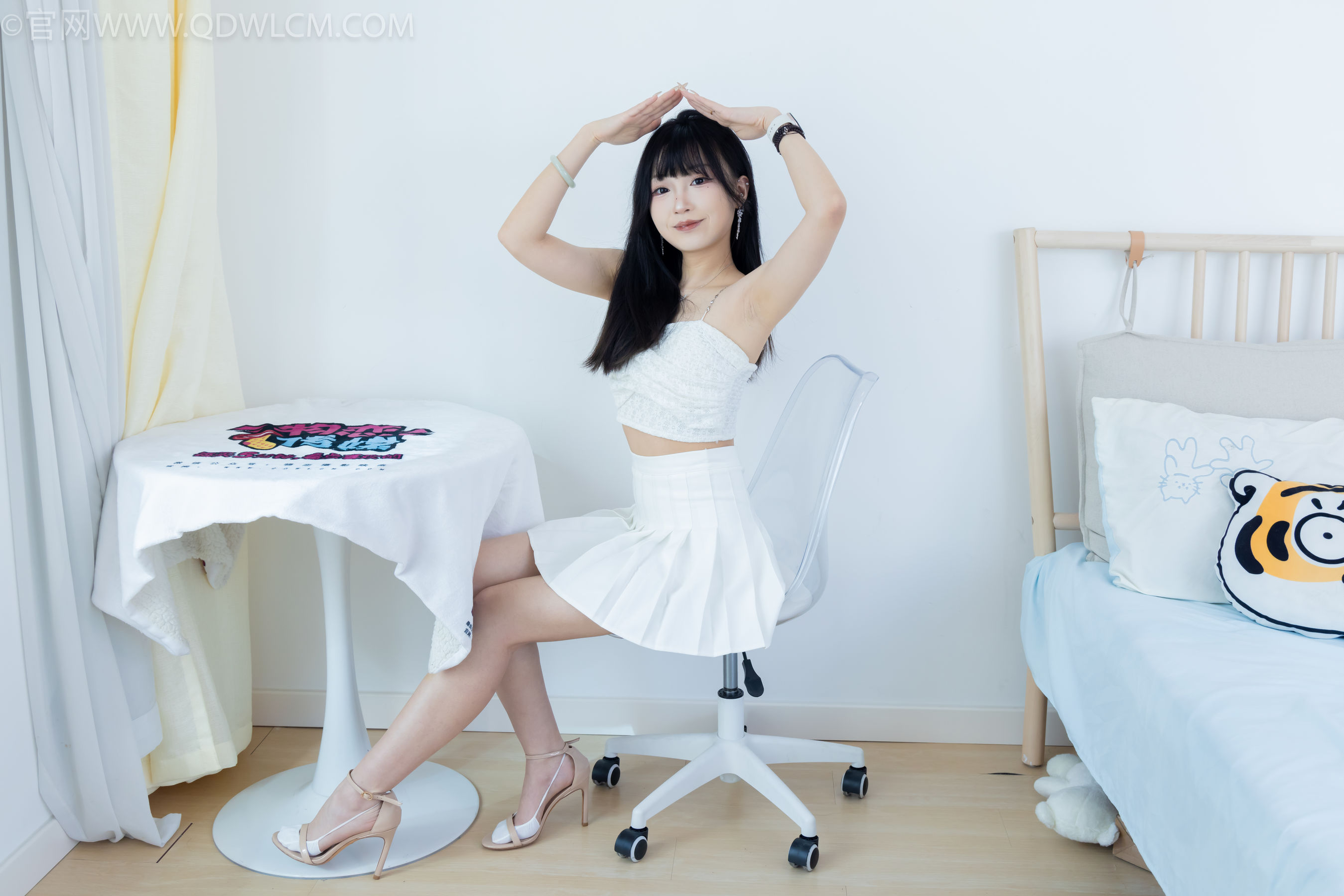 物恋传媒 No.2325 嘟嘟 - 透明高跟鞋、高跟凉鞋、白船袜、裸足/(156P)